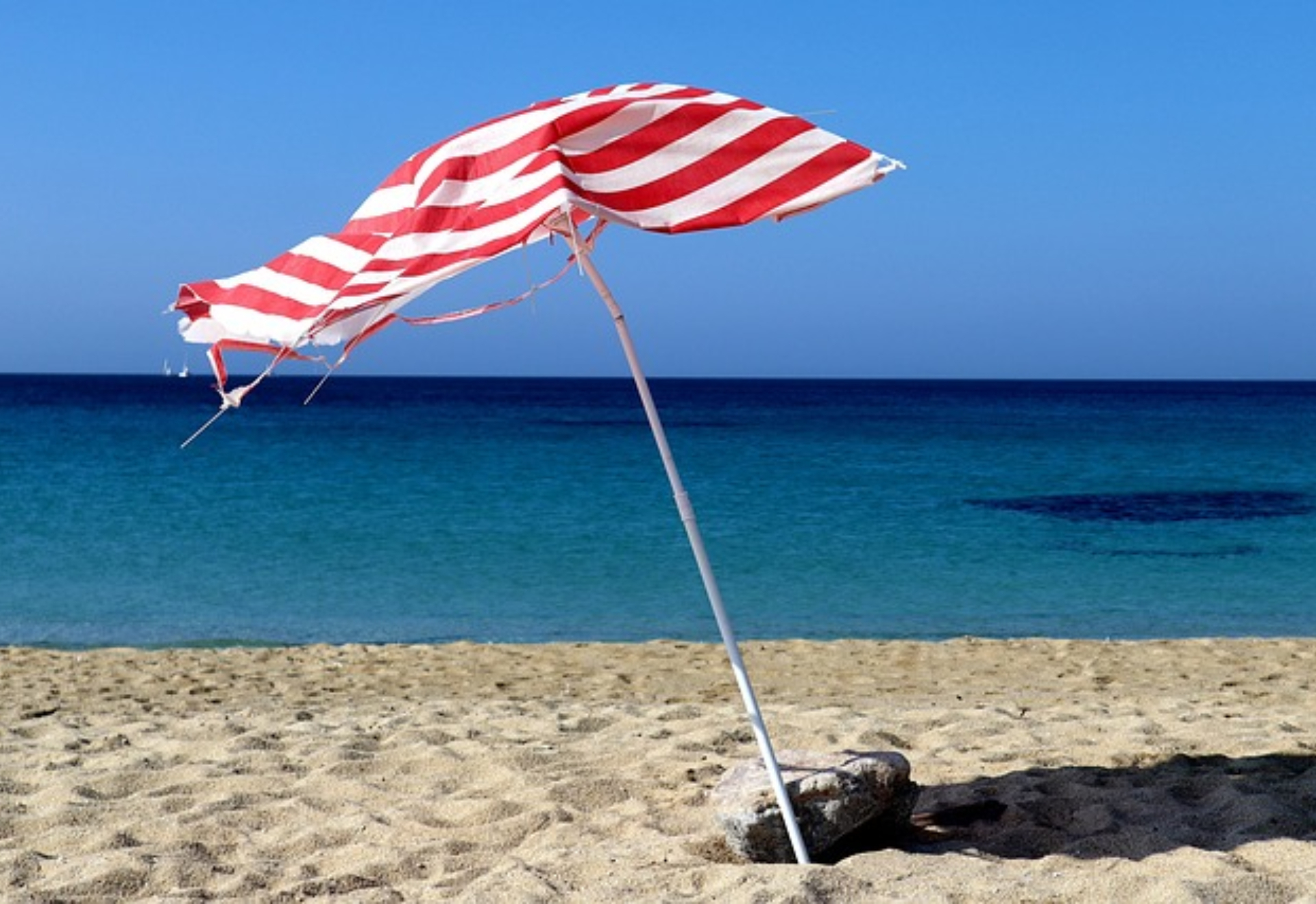 La Ley de Costas lo confirma: si dejas la sombrilla en la arena para reservar un hueco en la playa puedes ser sancionado con hasta 1.000 euros