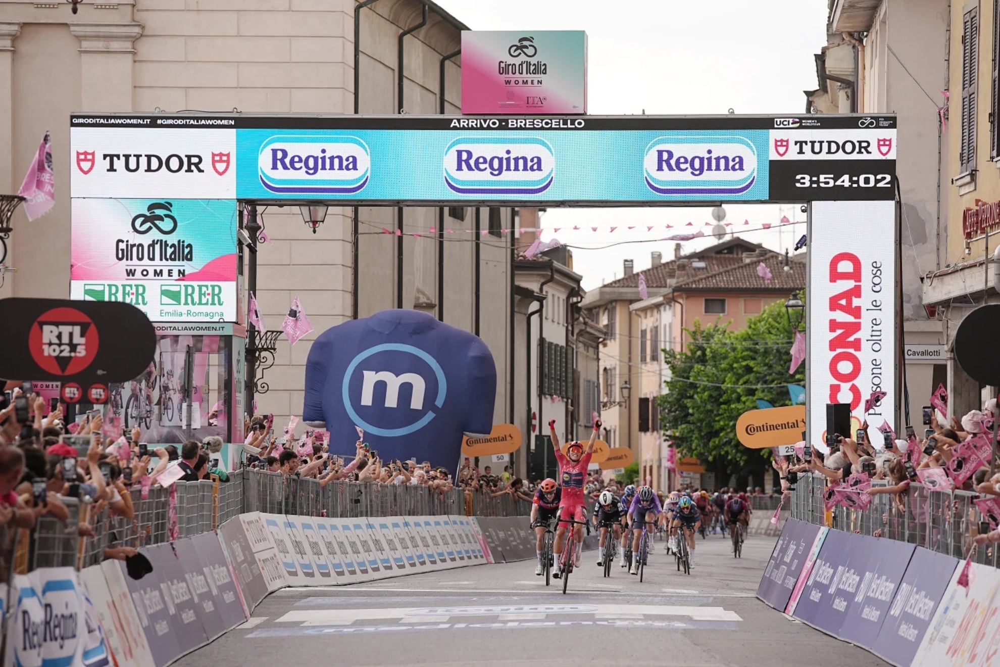 Elisa Balsamo se impone al sprint y Van der Breggen conserva el rosa en el Giro Women