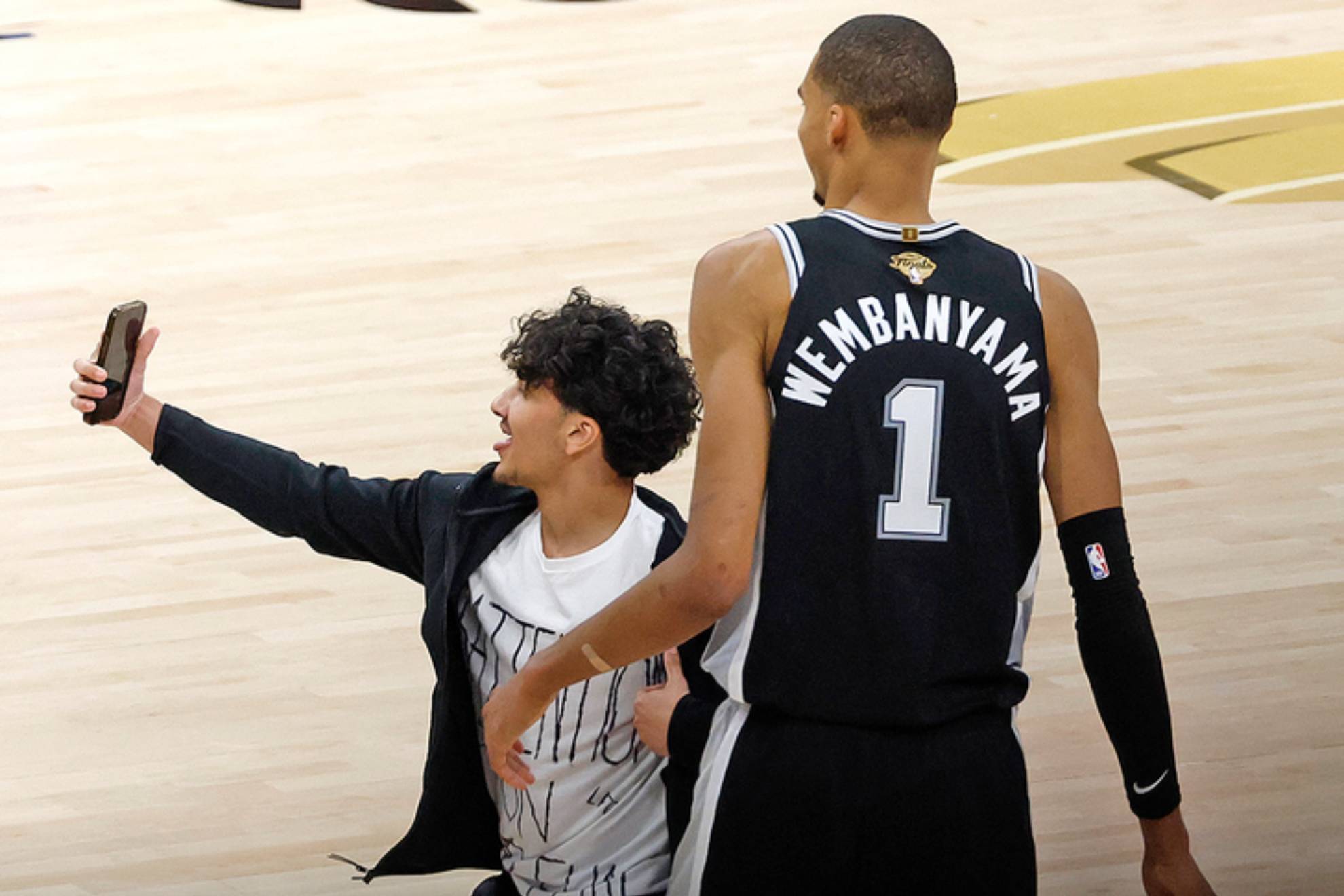 Prohibición sin entrar a pabellones NBA para el espontáneo que se hizo un selfie con Wembanyama