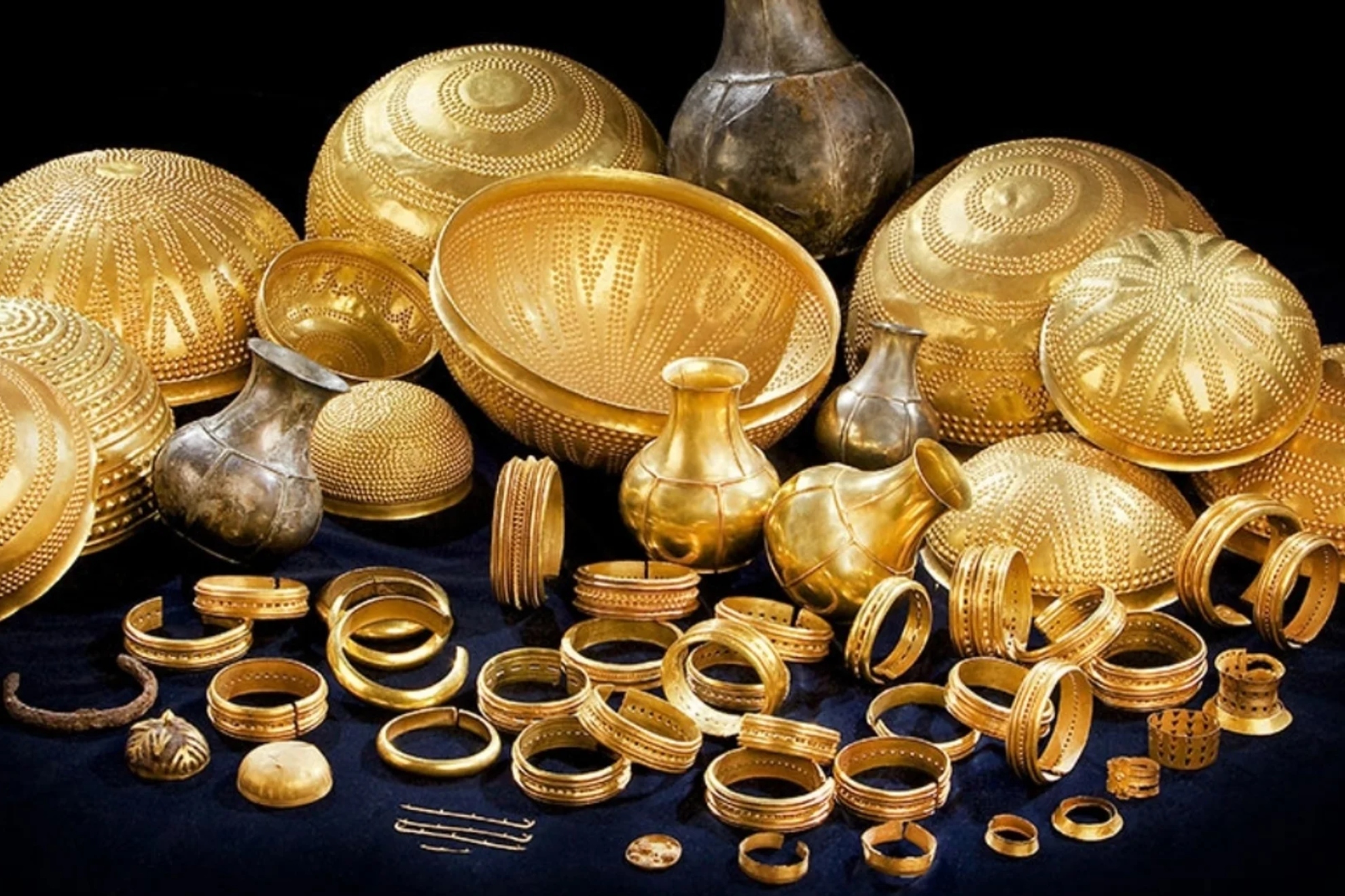 Desentierran por accidente uno de los mayores tesoros de la Edad del Bronce en Alemania y lo más sorprendente es el motivo por el que estaba escondido