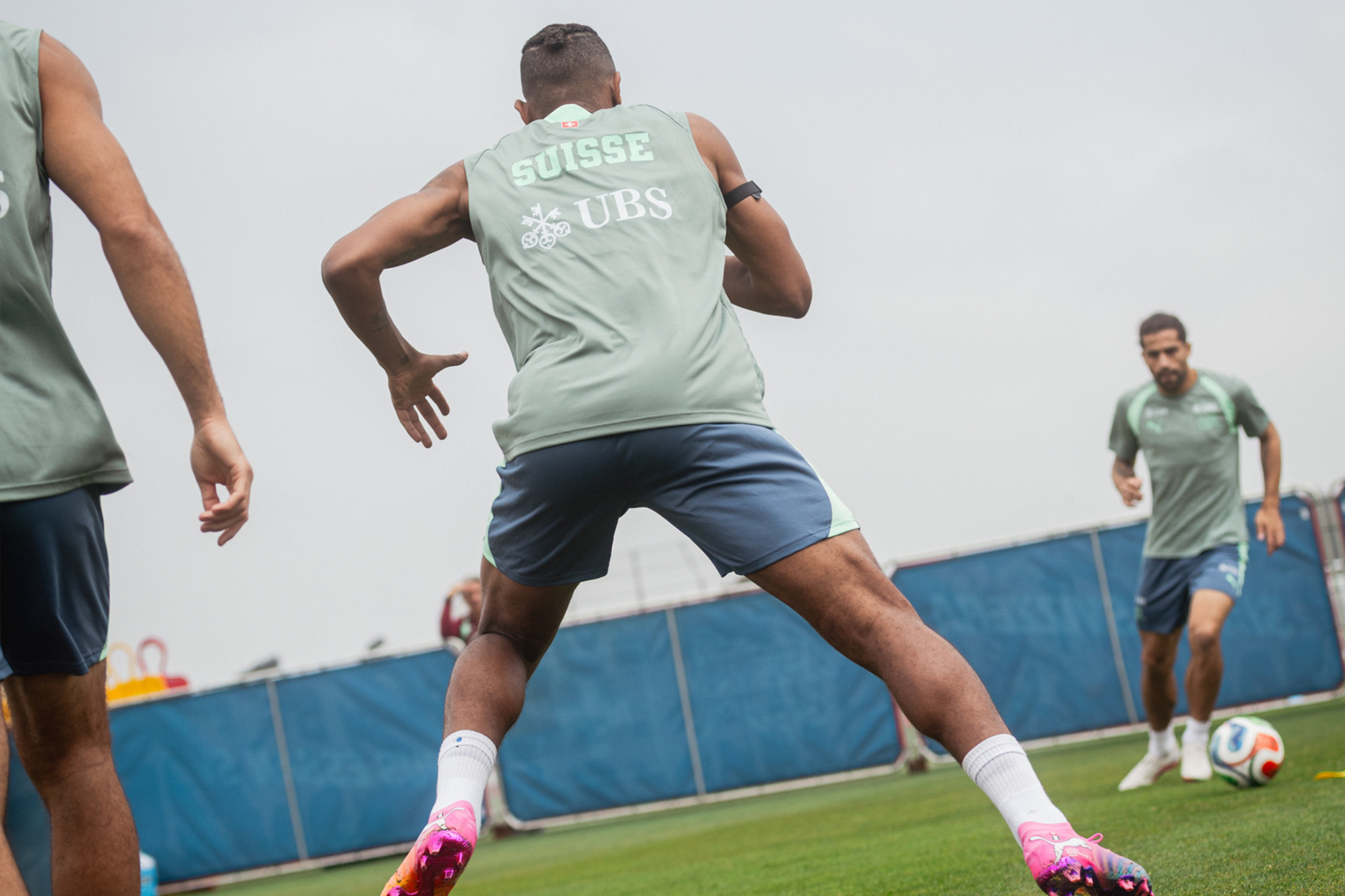 Suiza, a preparar el Mundial... ¡rodeado de serpientes en su campo de concentración!