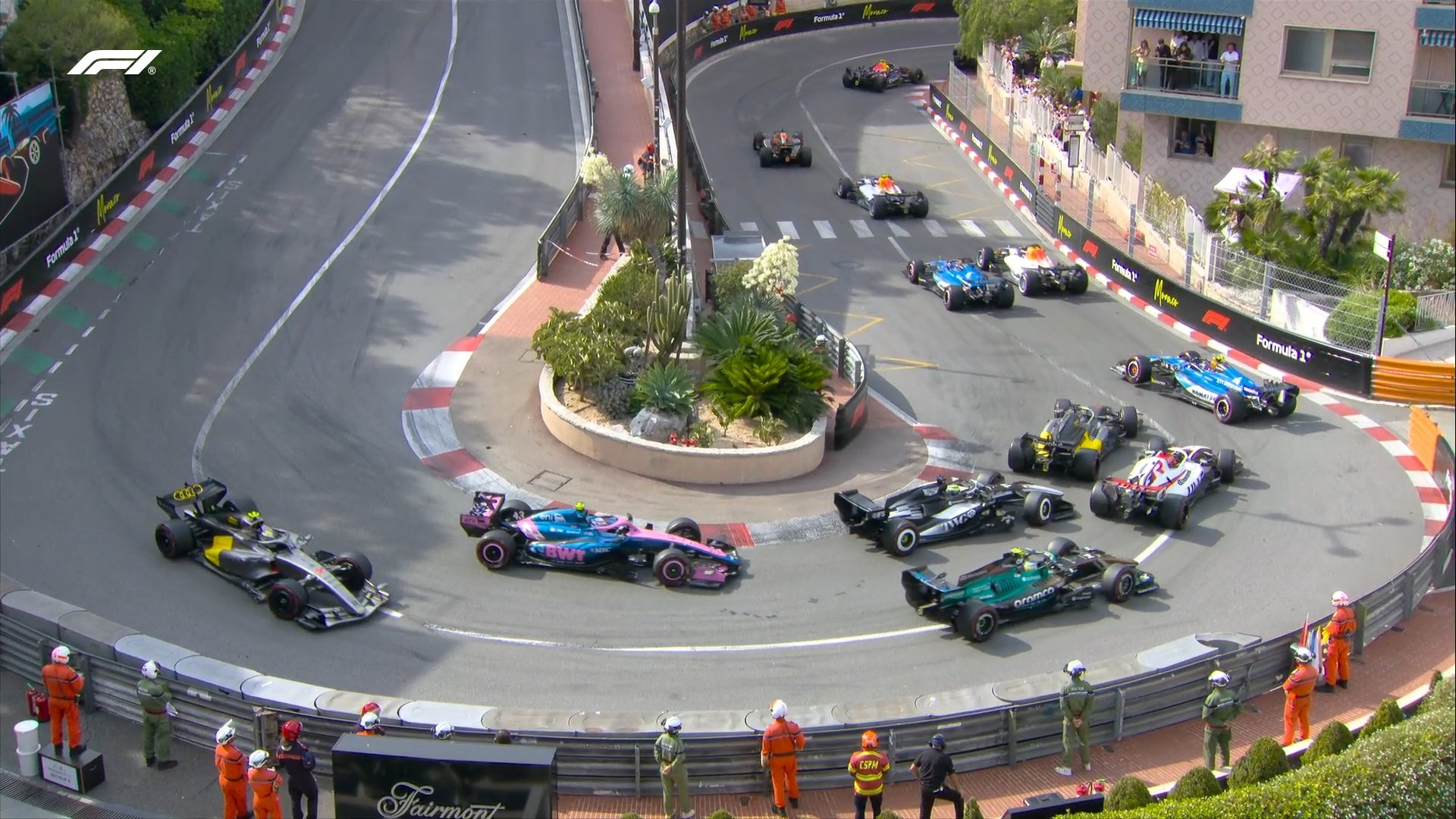 Un doble toque revienta la carrera de Sainz