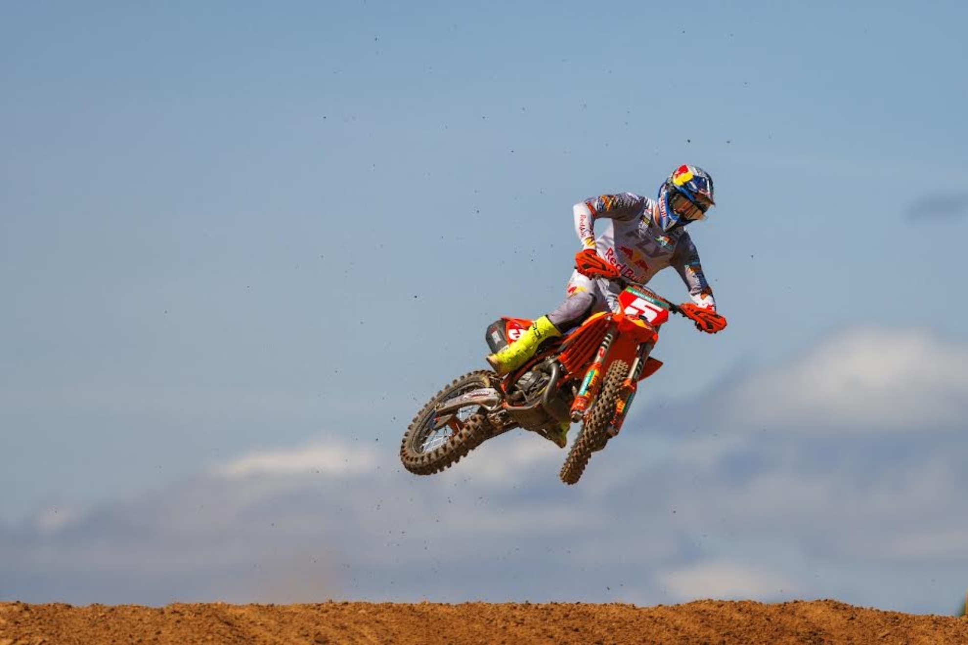 Coenen mete la directa hacia el título y la mecánica castiga a Herlings en un domingo de contrastes