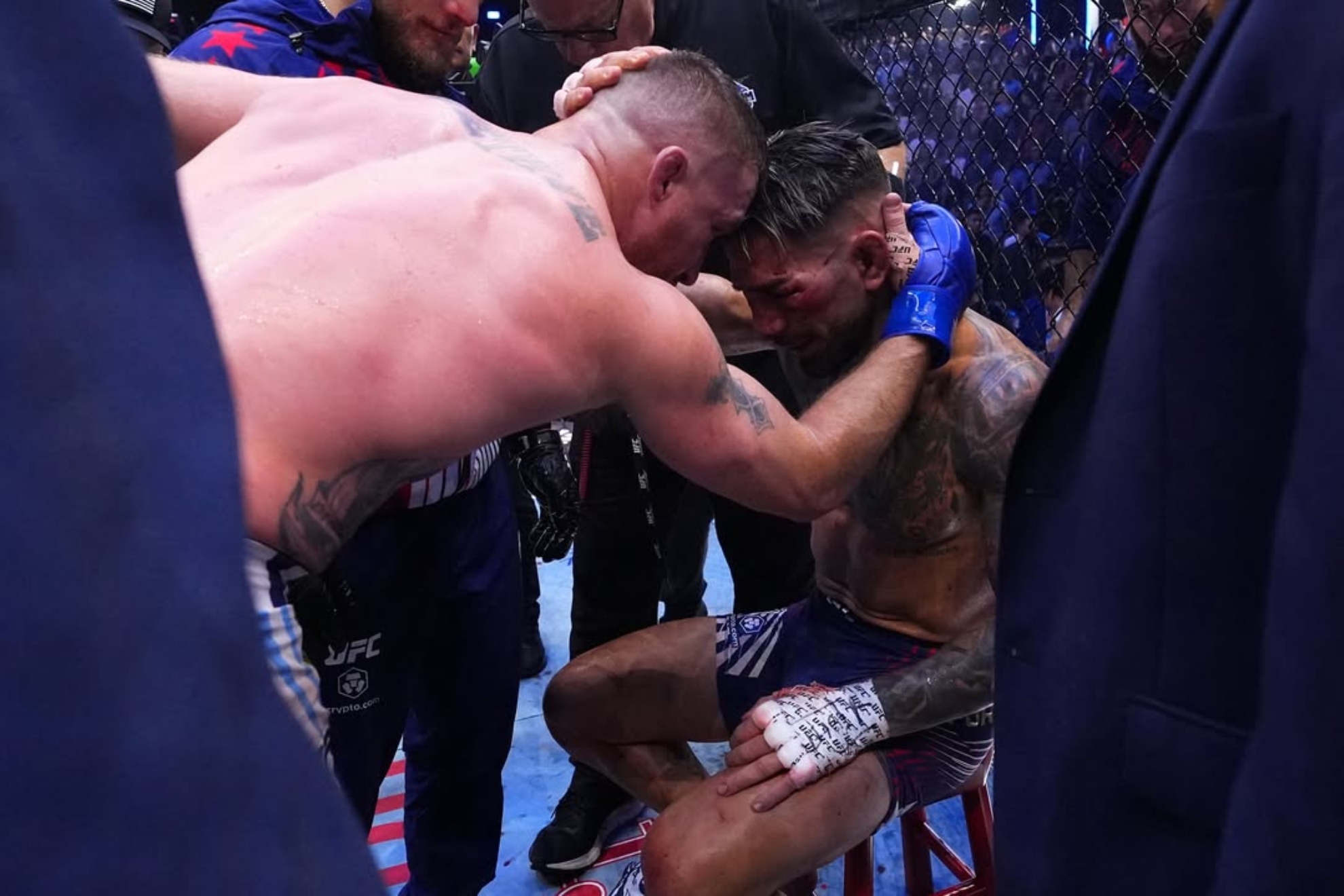 Justin Gaethje reconfortando a Ilia Topuria tras ganarle en el UFC Casa Blanca.