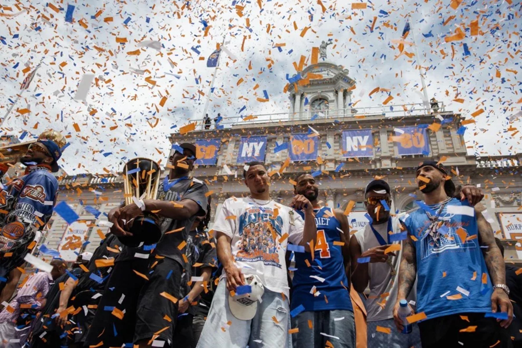 Los Knicks no han sido los únicos en ganar el anillo: una pareja se casa en mitad de la celebración de los campeones de la NBA