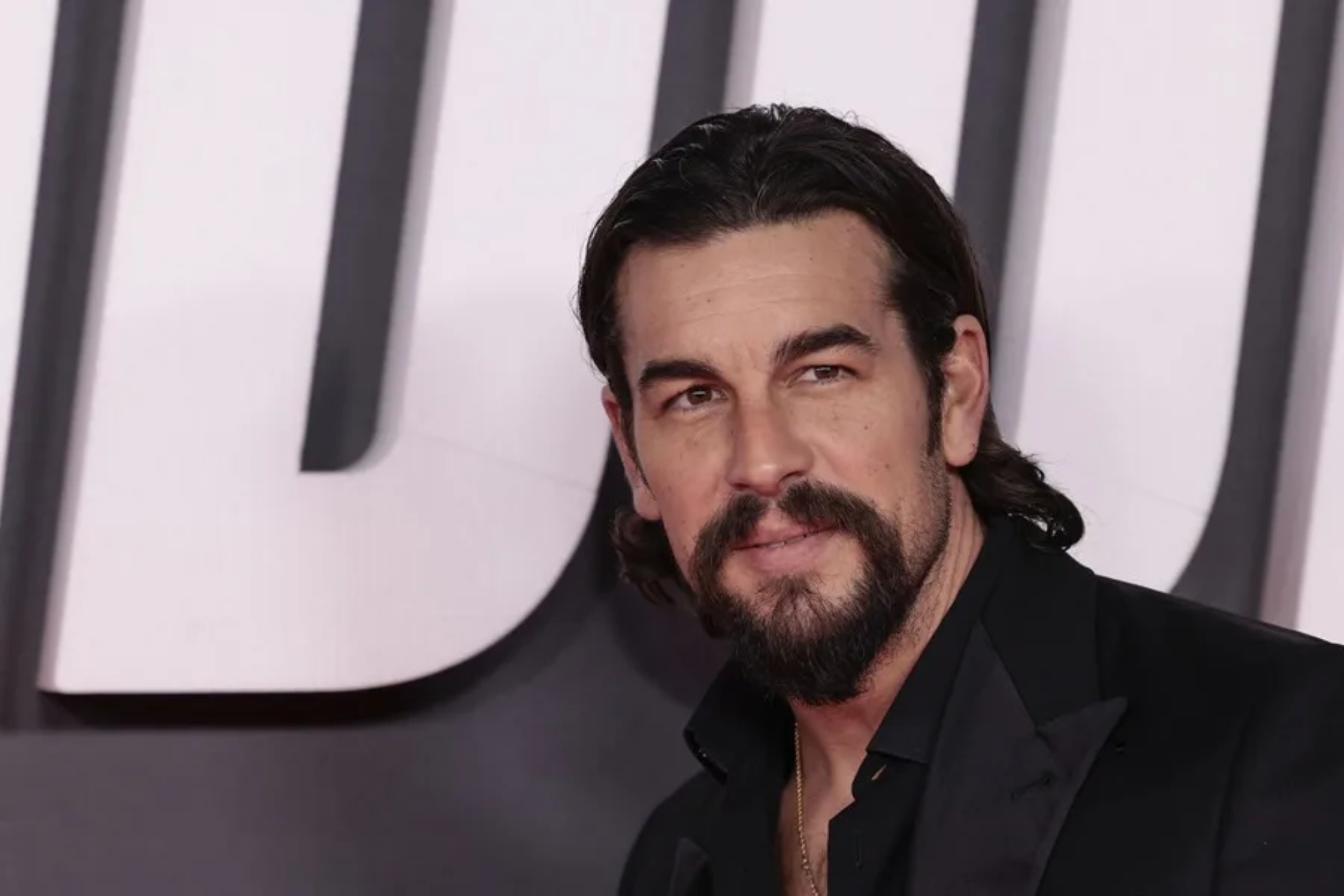 Hoy en Netflix, Mario Casas deja un lado el cine de acción y se embarca en esta película romántica junto a Michelle Jenner