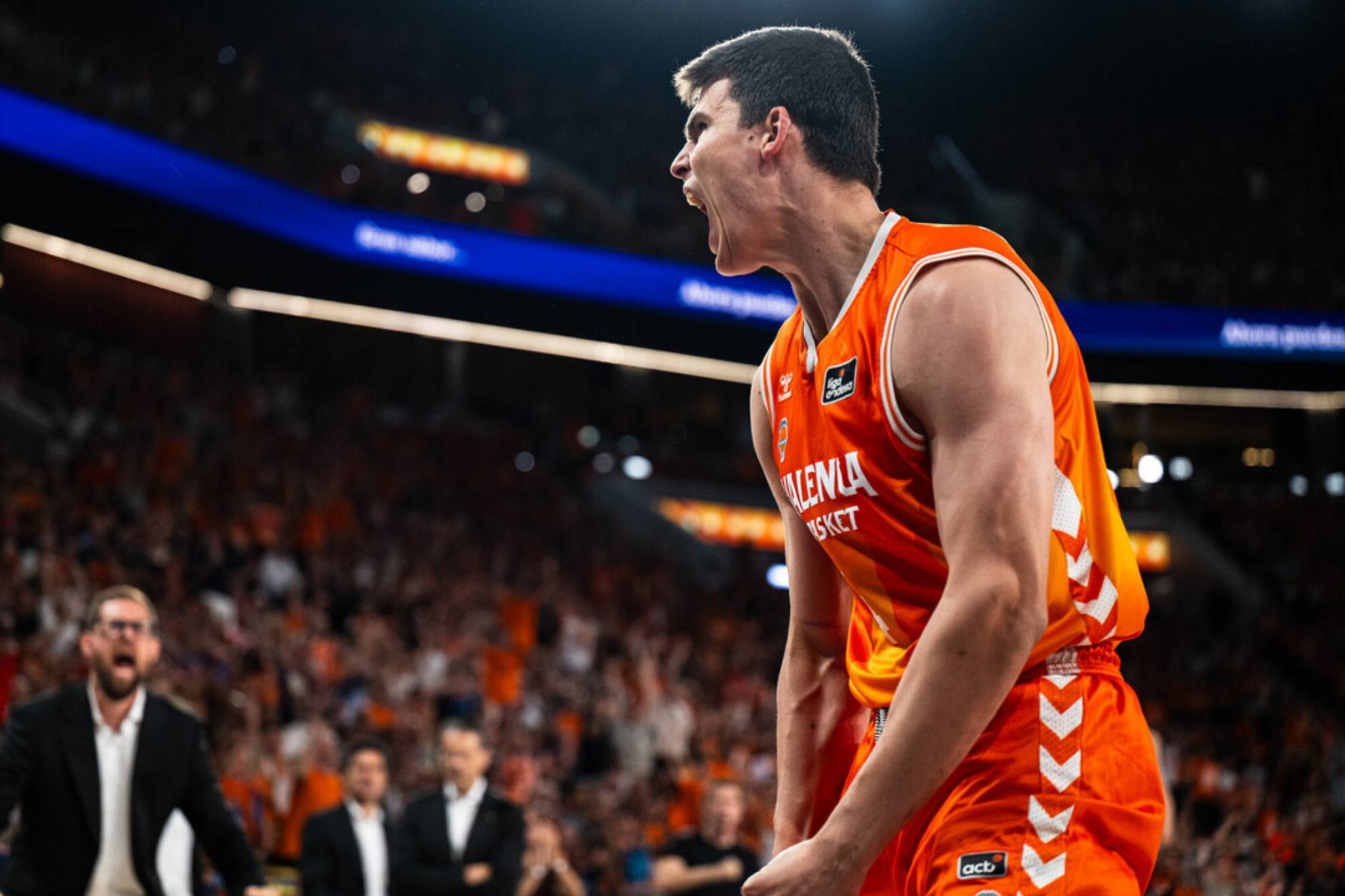 El Valencia Basket aplasta al Barça para igualar la final