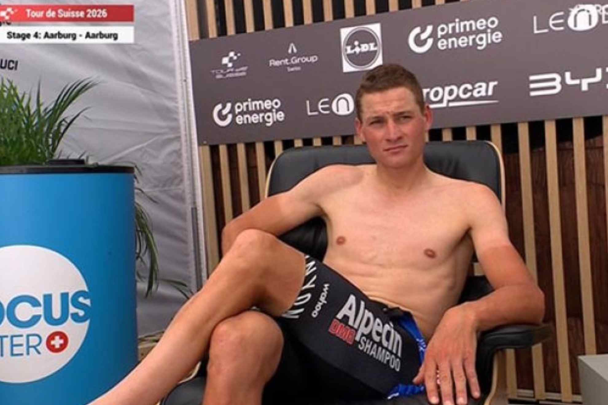 La 'exhibición' de Van der Poel en Suiza sale cara: 500 francos por vestir mal en la 'silla caliente'