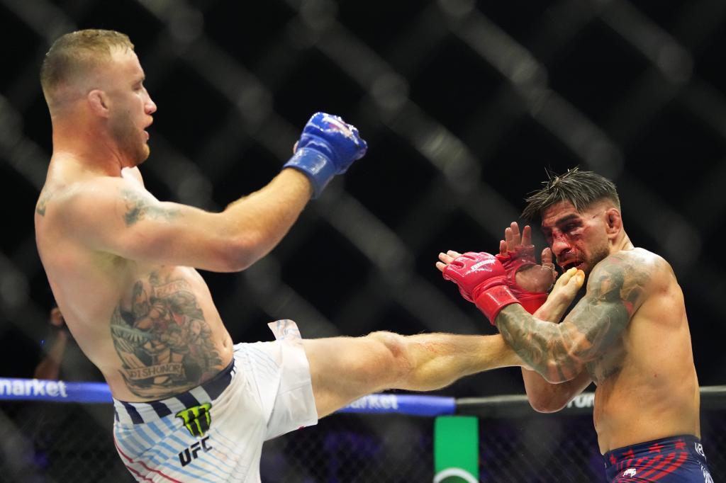 Ilia Topuria, a la derecha, pelea contra Justin Gaethje durante el evento UFC Freedom 250.