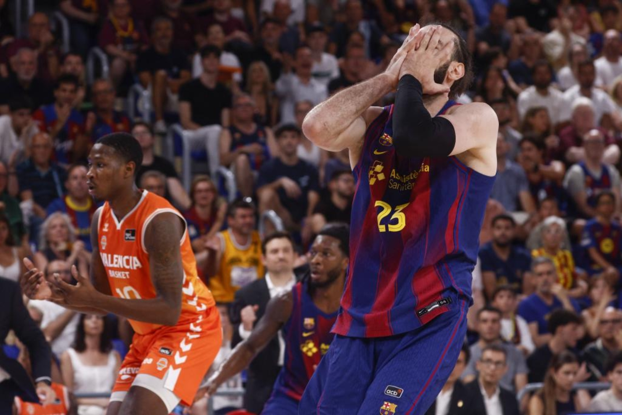 La decadencia que no cesa: tercer año en blanco del Barça