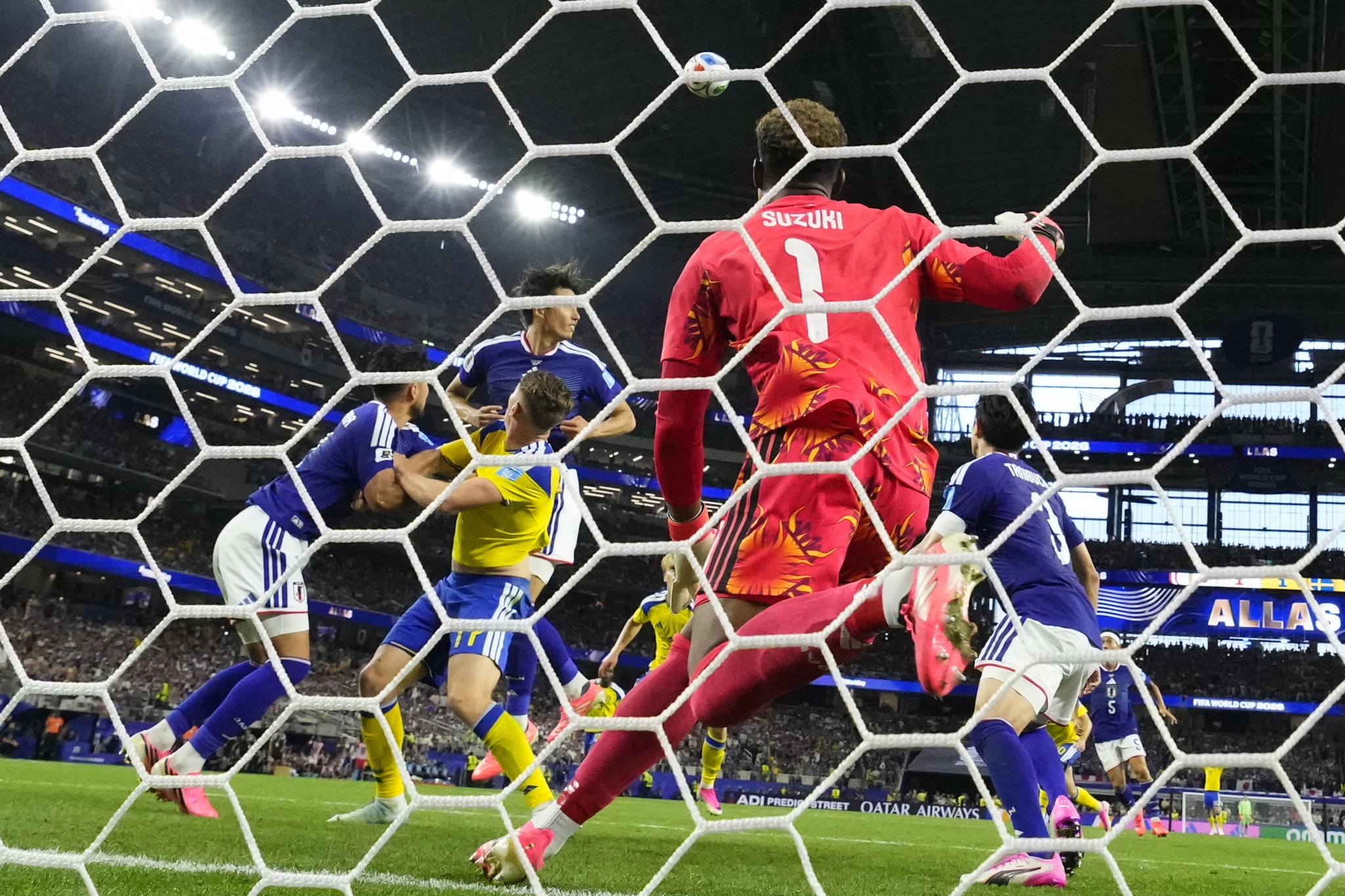 DALLAS (United States), 25/06/2026.- Goalkeeper Zion Suzuki of Japan (2-R) and other players in action during the FIFA World Cup 2026 group stage match Japan against Sweden, in Dallas, Texas, USA, 25 June 2026. ( lt;HIT gt;Japón lt;/HIT gt;, Suecia) EFE/EPA/JEFFREY MCWHORTER