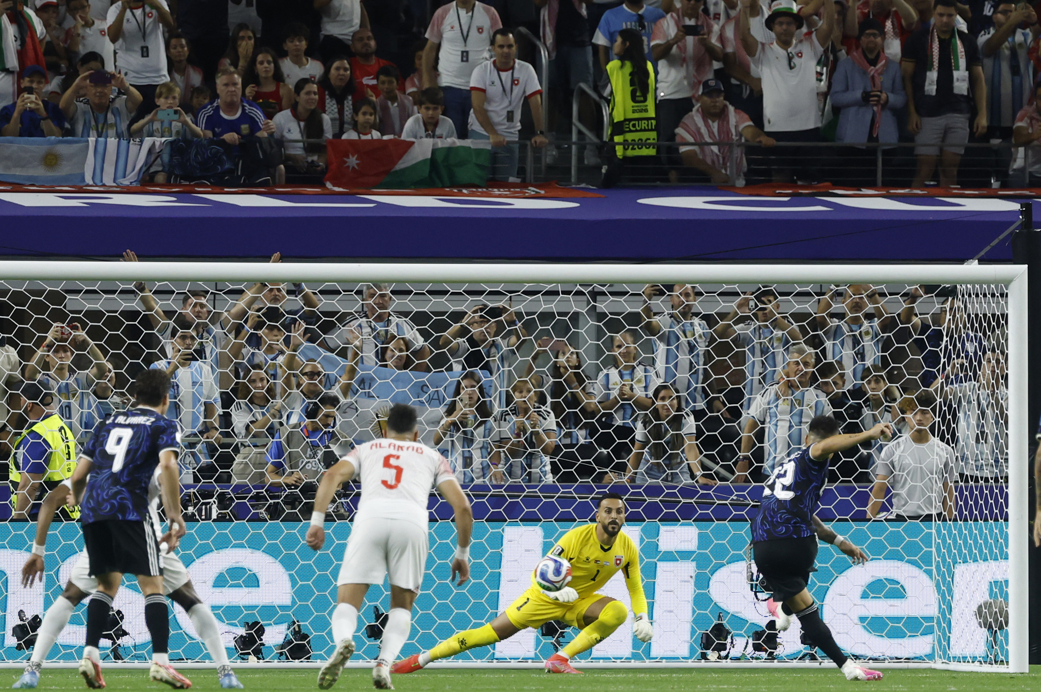 Así lanzó Lautaro el penalti del 0-2.