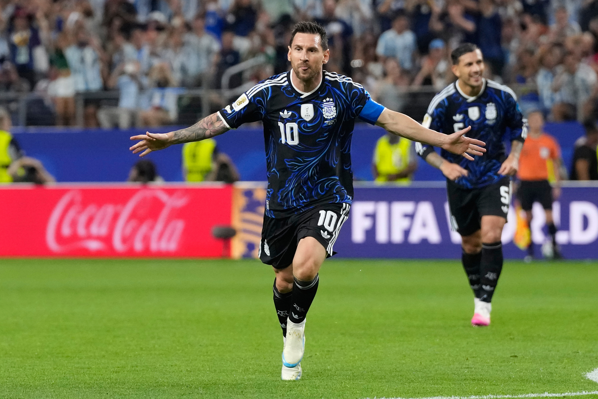 Messi celebra su gol de falta: 19 en Mundiales.