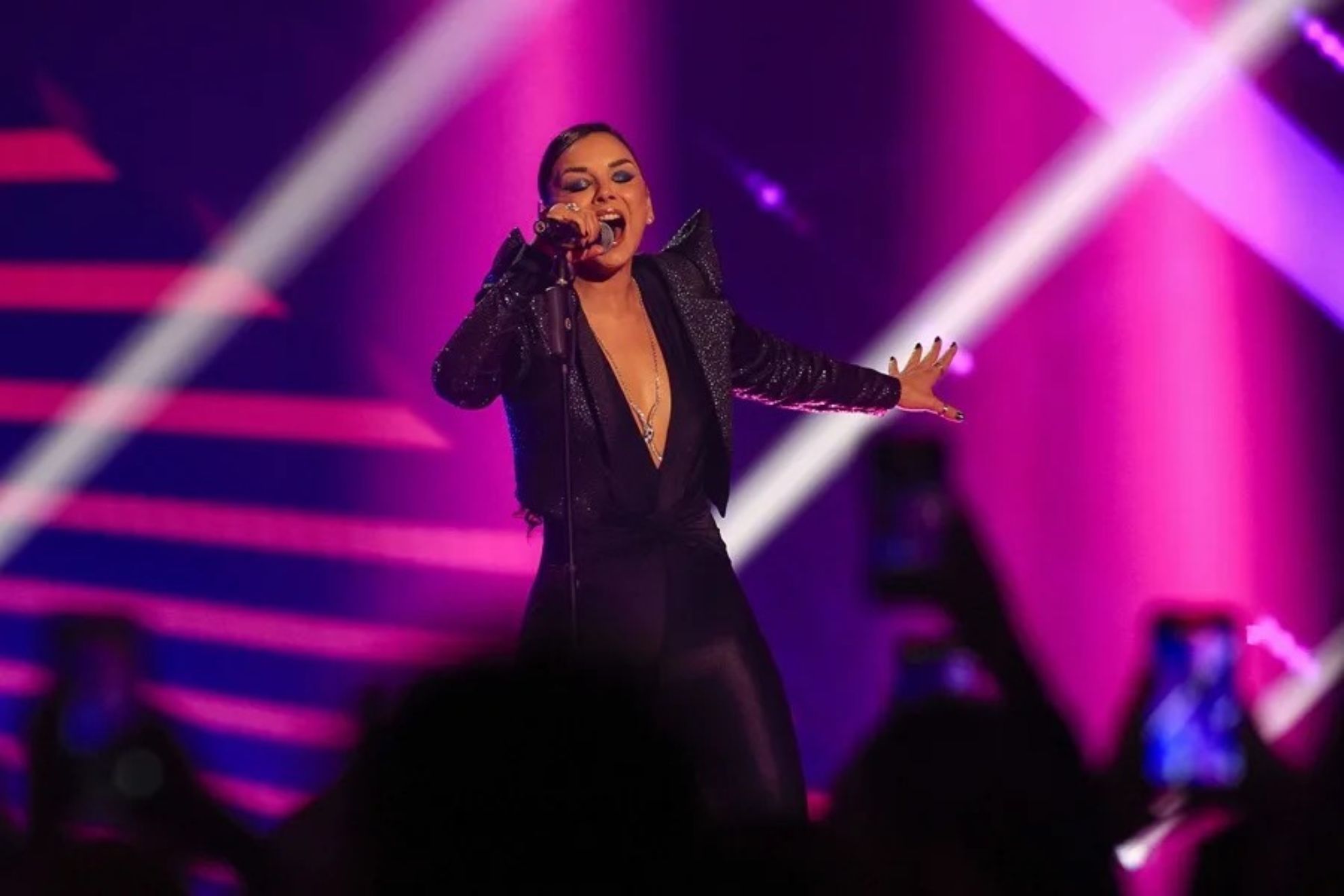 Chenoa sube la temperatura del Orgullo en Sevilla con un sonado e inesperado gesto sobre el escenario