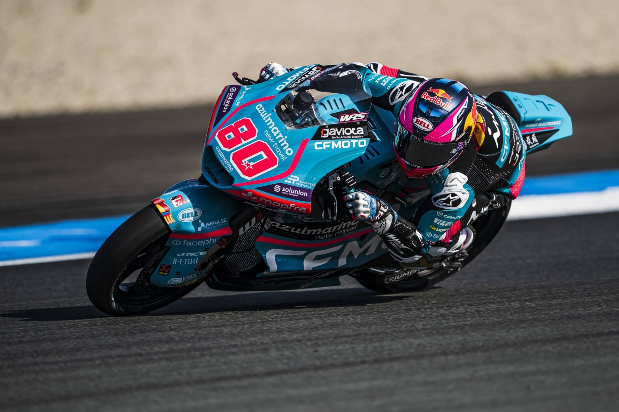 David Alonso bate a Manu González en un final brutal en Moto2