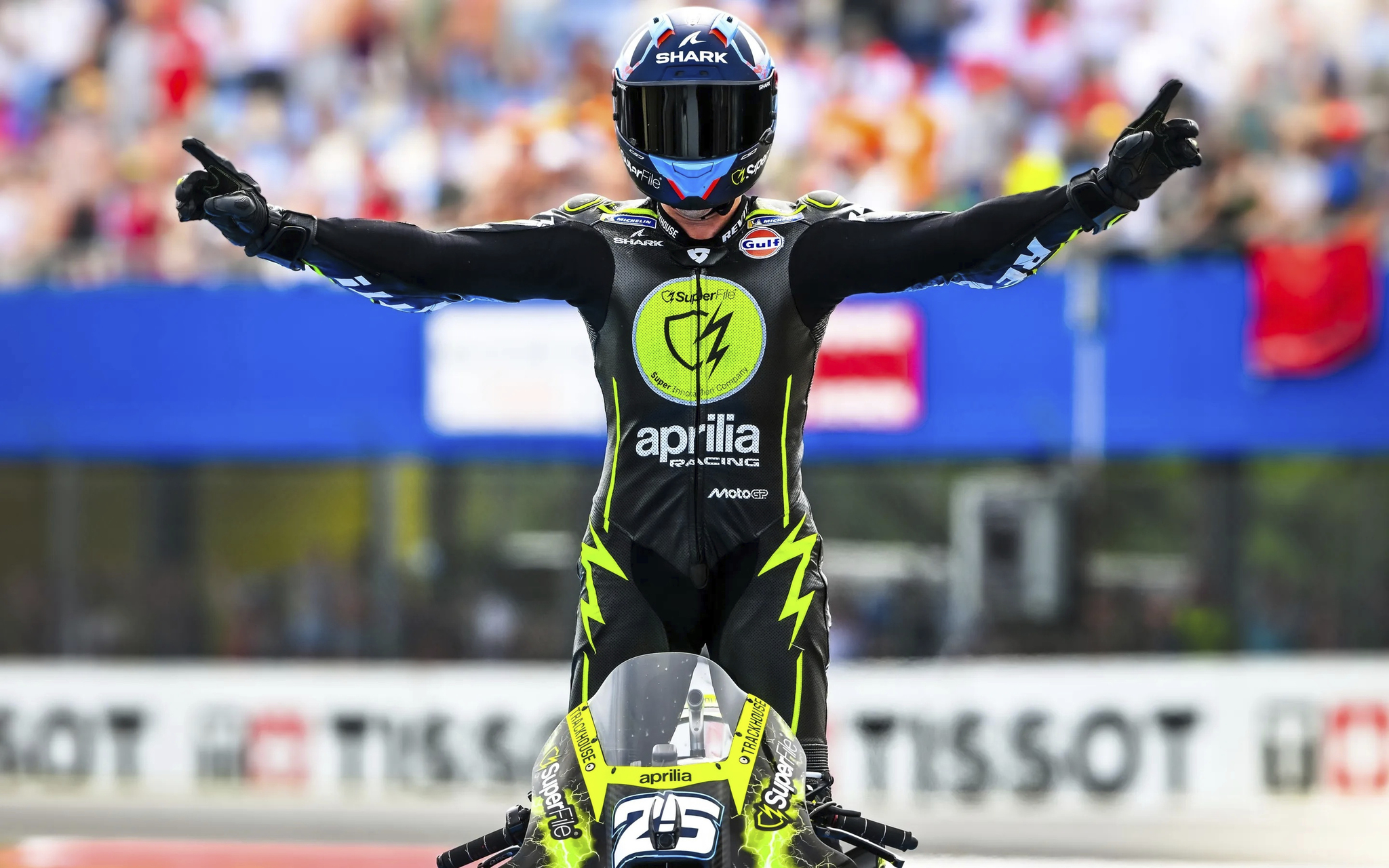 lt;HIT gt;Raúl lt;/HIT gt; lt;HIT gt;Fernández lt;/HIT gt; gana el Sprint de Assen. Firma: MotoGP