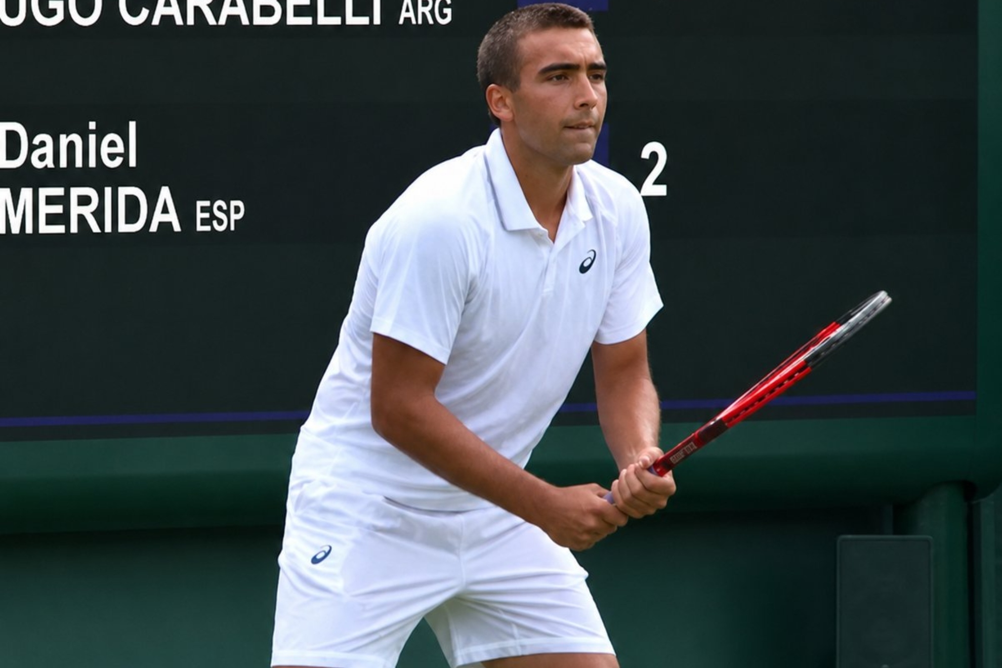 El nuevo Mérida aprovecha la lesión de Carabelli para estrenar su casillero de victorias en Wimbledon