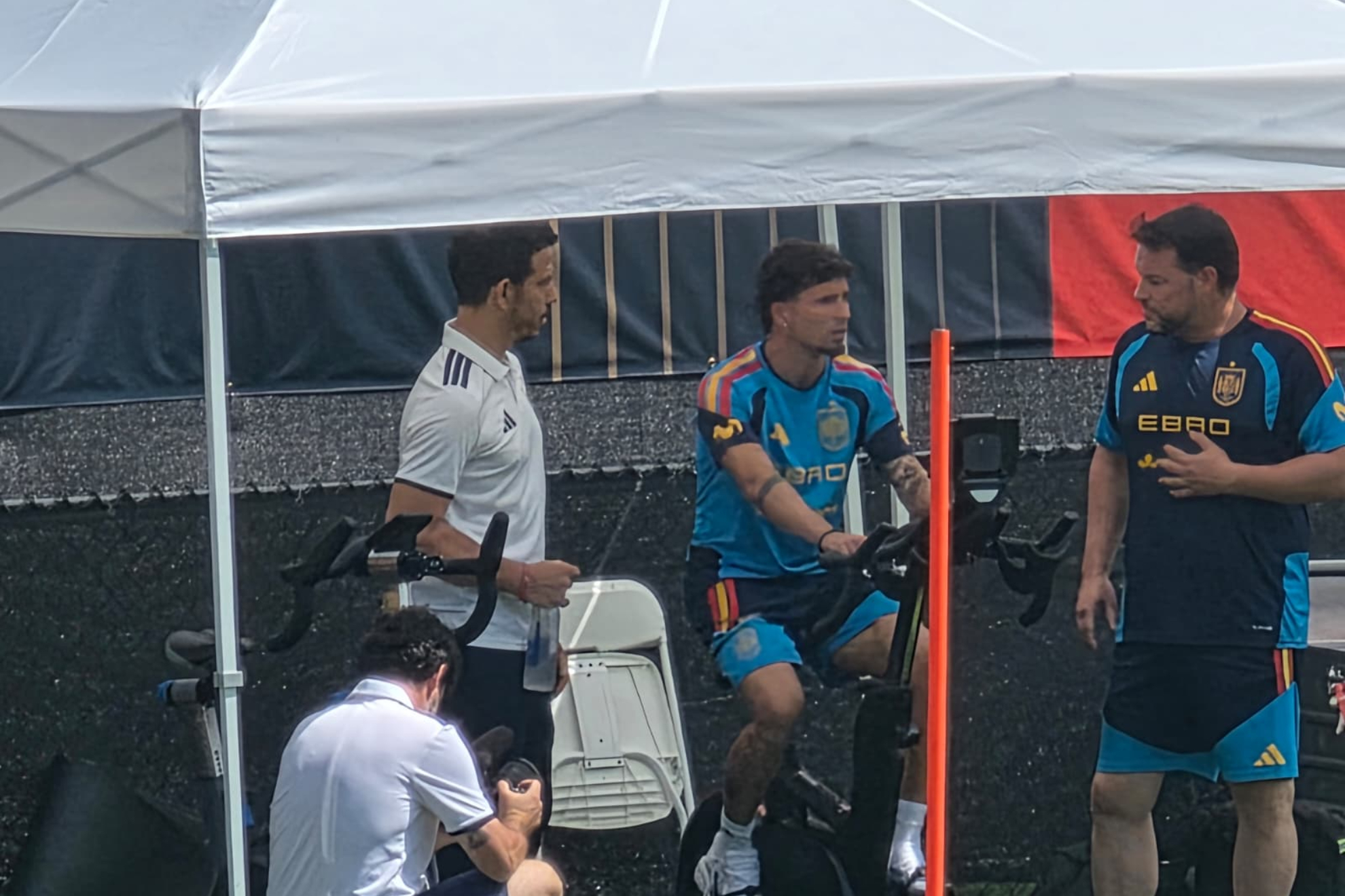 Víctor con balón, bici para Yeremy y Nico en manos de los fisiso