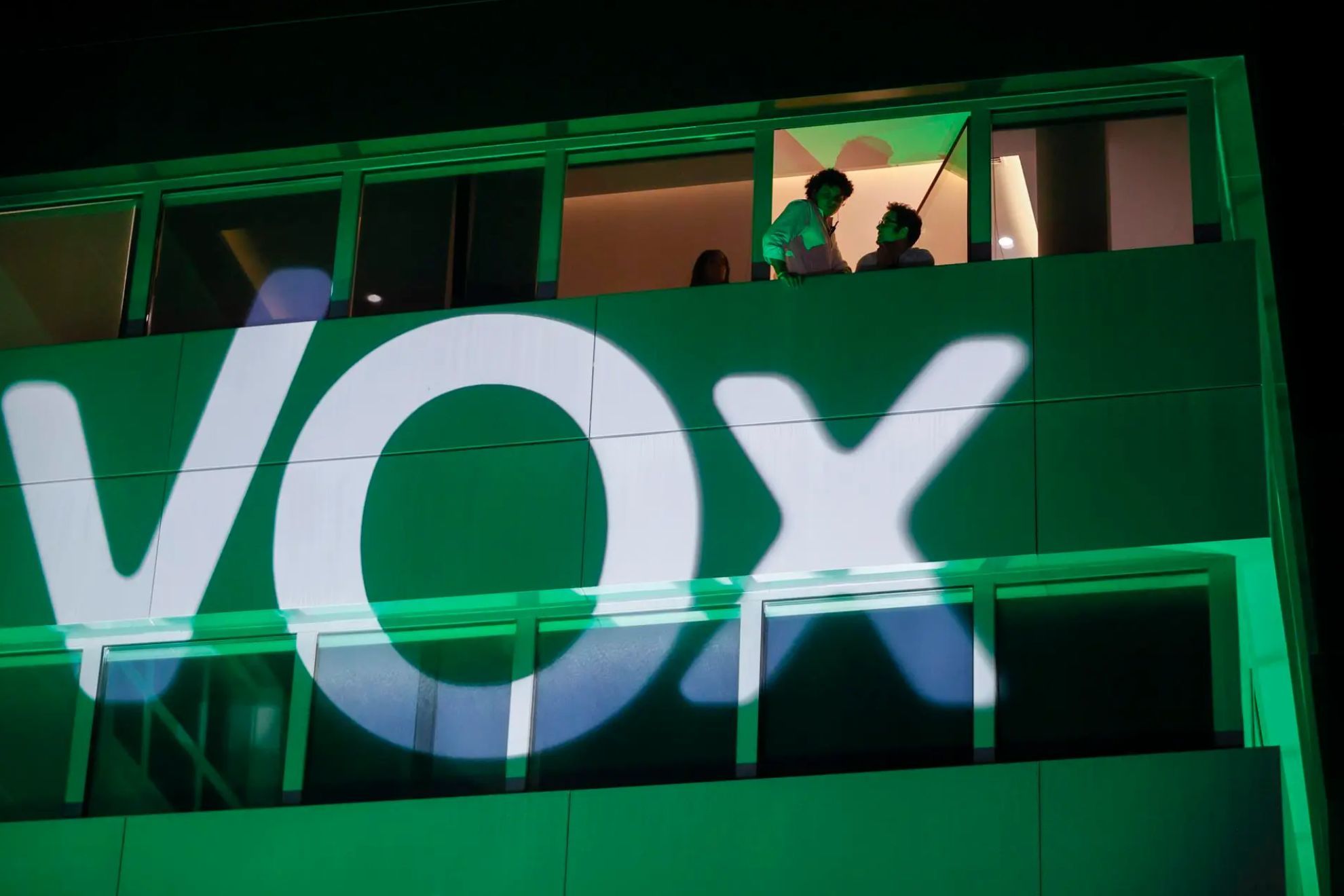 Queman penes de plástico frente a la sede nacional de Vox y piden al Gobierno que actúe: “Atentado contra la libertad política”