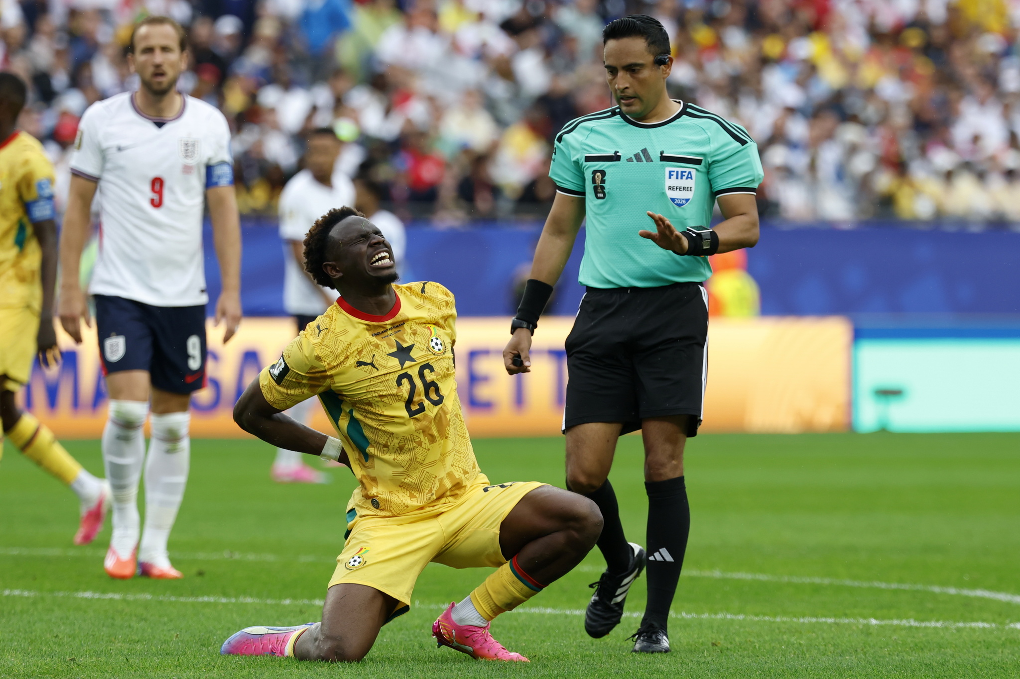 Foxborough (United States), 23/06/2026.- Referee  lt;HIT gt;Said lt;/HIT gt;  lt;HIT gt;Martinez lt;/HIT gt; (R) interacts with Marvin Senaya of Ghana (L) during the FIFA World Cup 2026 group stage match England against Ghana, in Boston, Massachusetts, USA, 23 June 2026. EFE/EPA/GREG M. COOPER