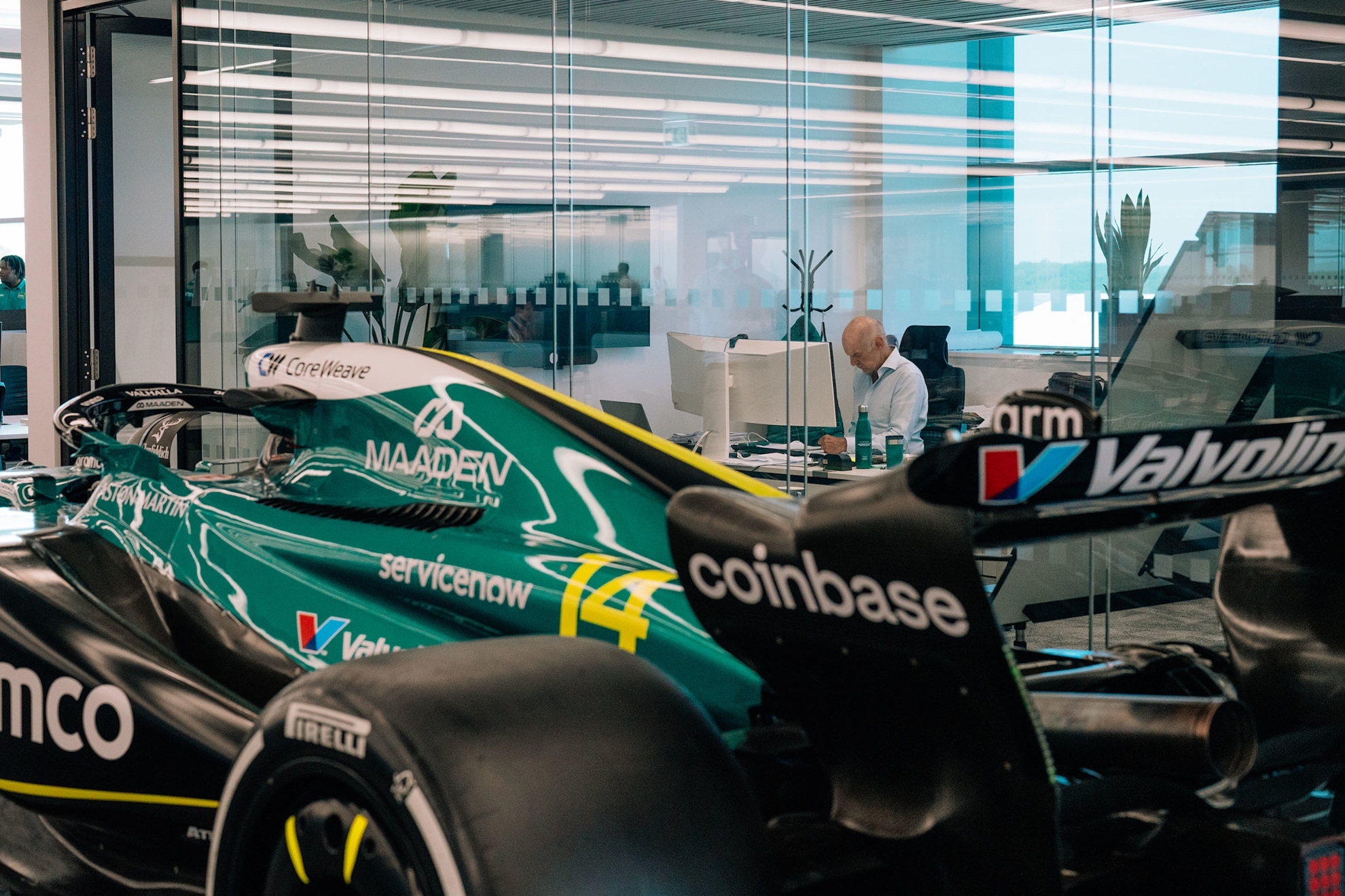 Newey reaparece y da la cara por Aston: "La mejora llegará en Hungría y Alonso seguirá si ve progreso"
