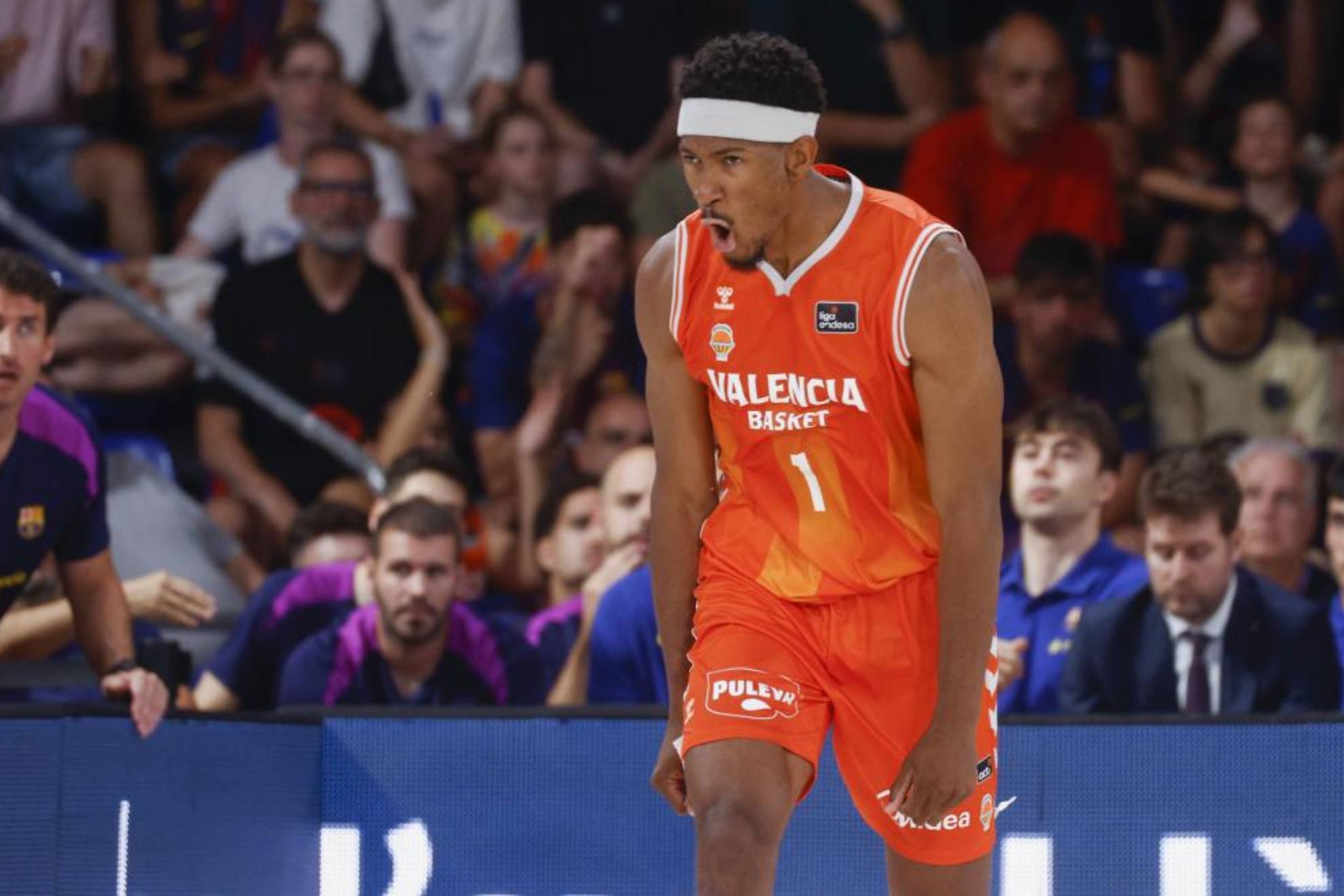 Kam Taylor en acción con la camiseta naranja del Valencia Basket