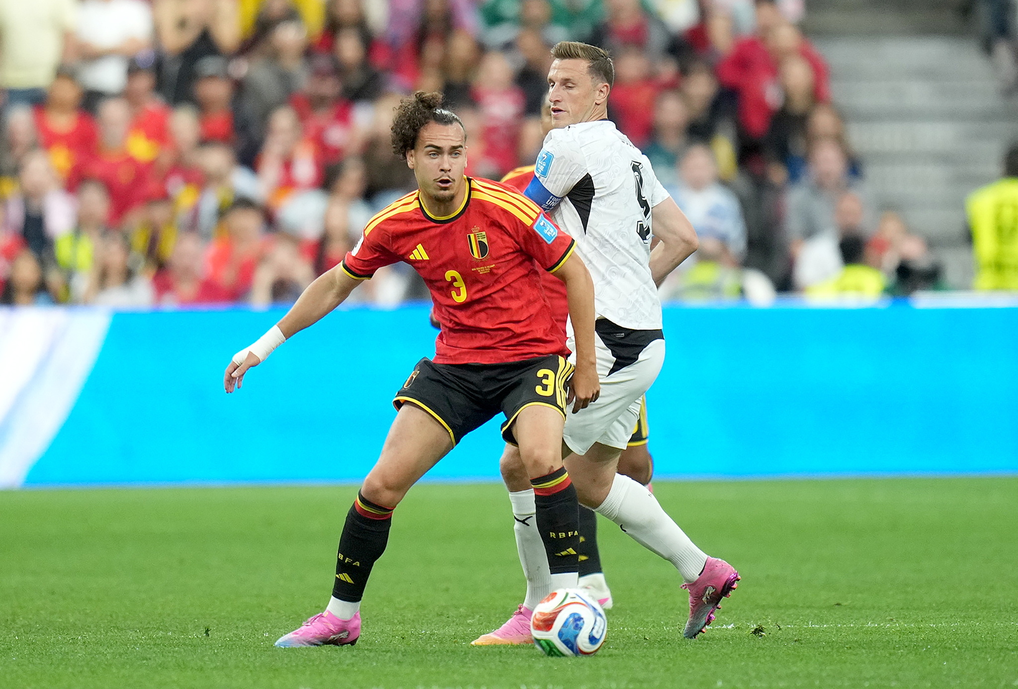 VANCOUVER (Canada), 27/06/2026.- Arthur  lt;HIT gt;Theate lt;/HIT gt; (L) of Belgium in action against Chris Wood of New Zealand during the FIFA World Cup 2026 group stage match New Zealand against Belgium, in Vancouver, Canada, 26 June 2026. (Bélgica, Nueva Zelanda) EFE/EPA/BOB FRID