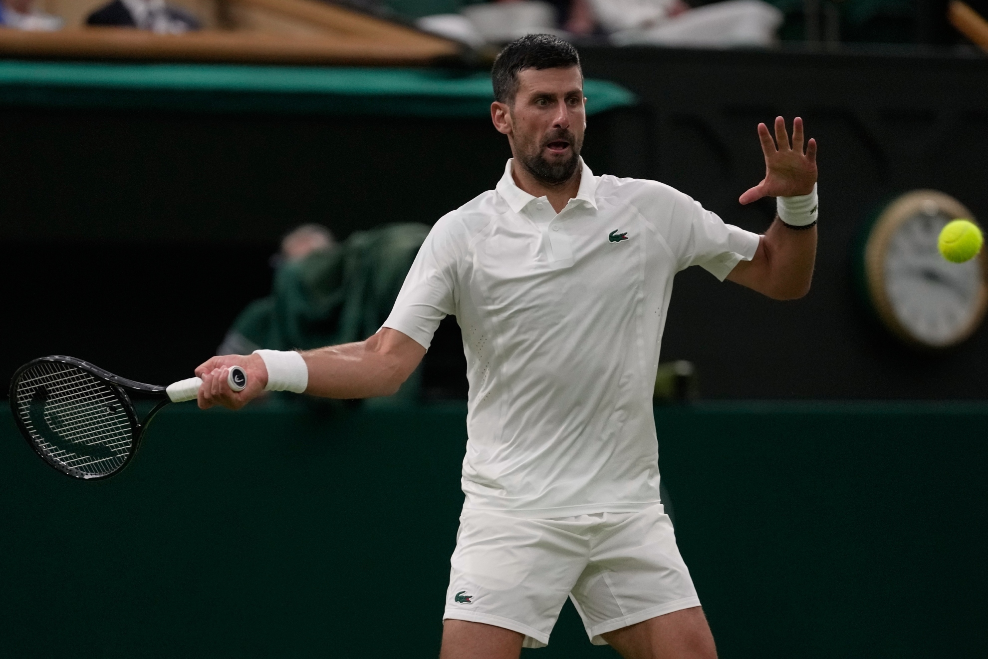 Djokovic gana a Tsitsipas y persigue el récord de victorias de Federer