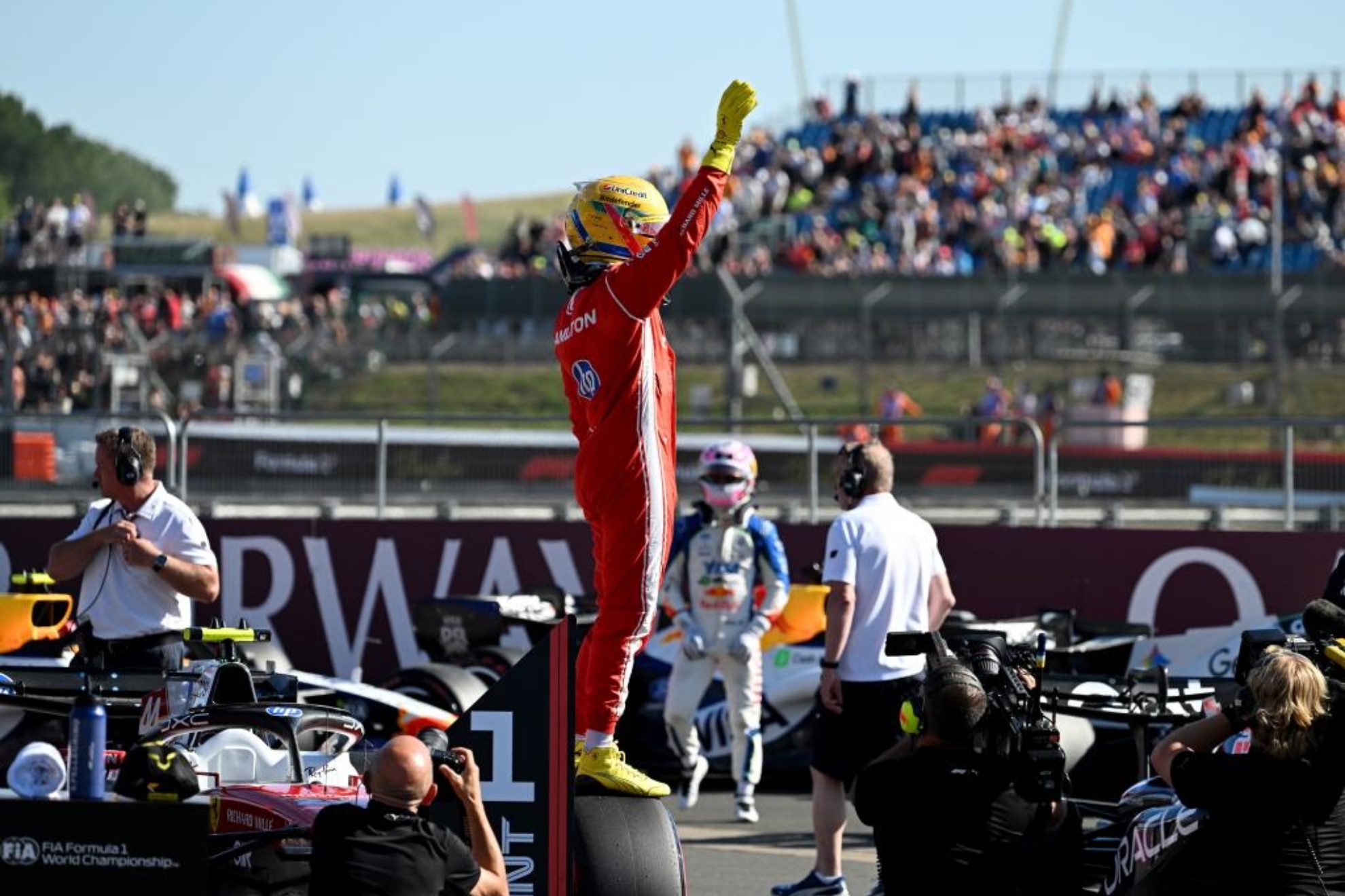 Ni las acusaciones de trampas frenan a Hamilton y Ferrari