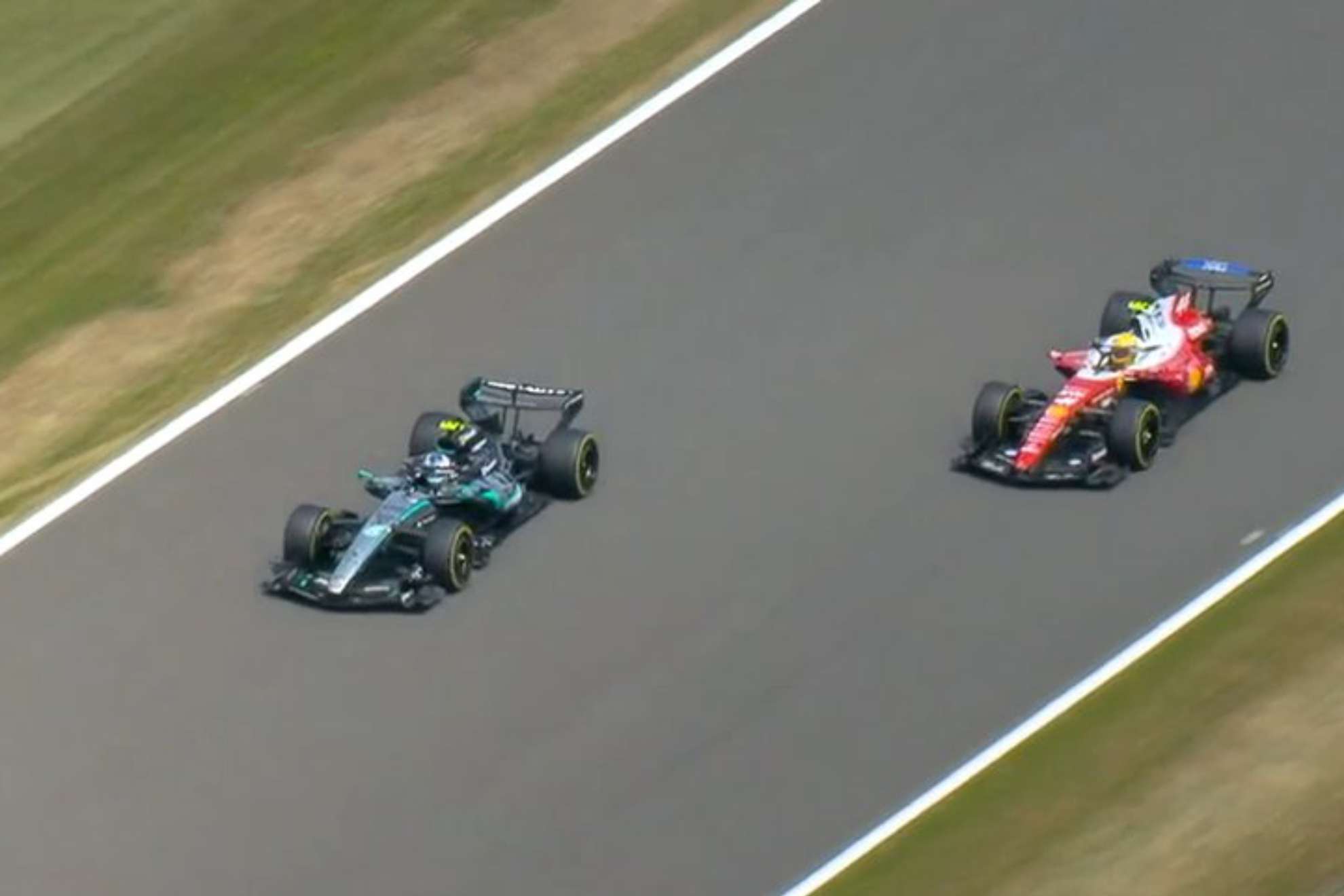 Antonelli 'maltrata' a Hamilton ante su público en la sprint de Silverstone