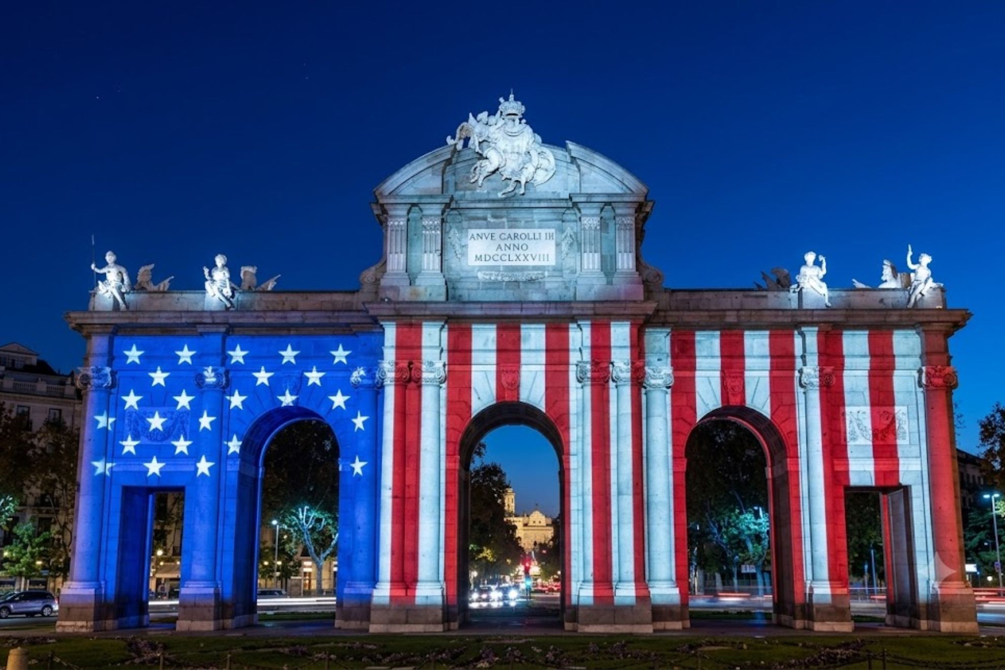 Madrid alumbrará la Puerta de Alcalá con los colores de la bandera de Estados Unidos para celebrar el 250 aniversario de su independencia