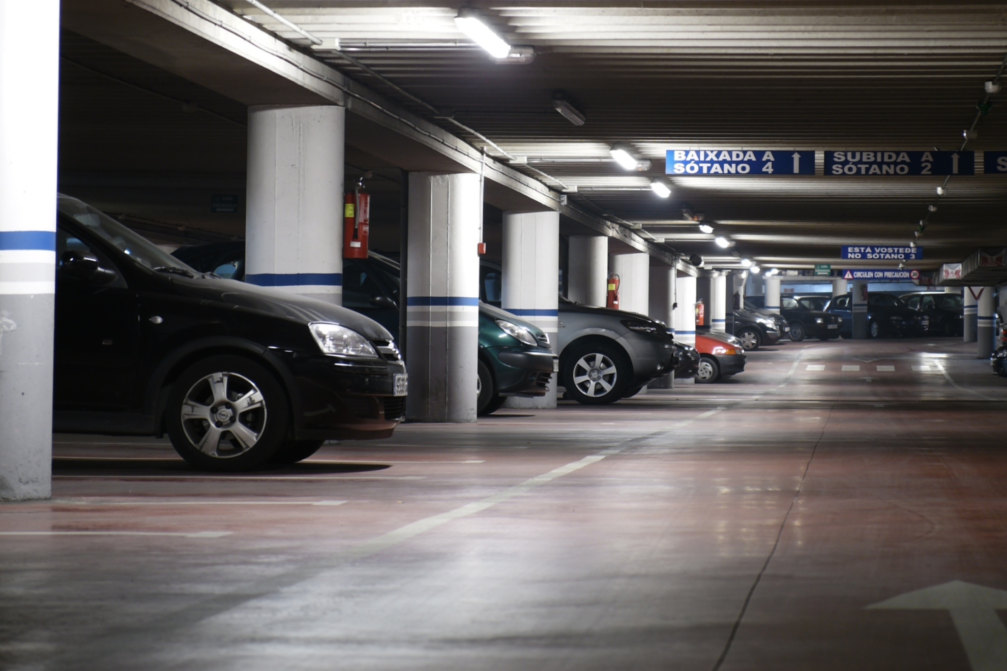 La Ley de Propiedad Horizontal lo confirma: los propietarios pueden aparcar coche y moto en la misma plaza de parking, pero puede prohibirlo la comunidad