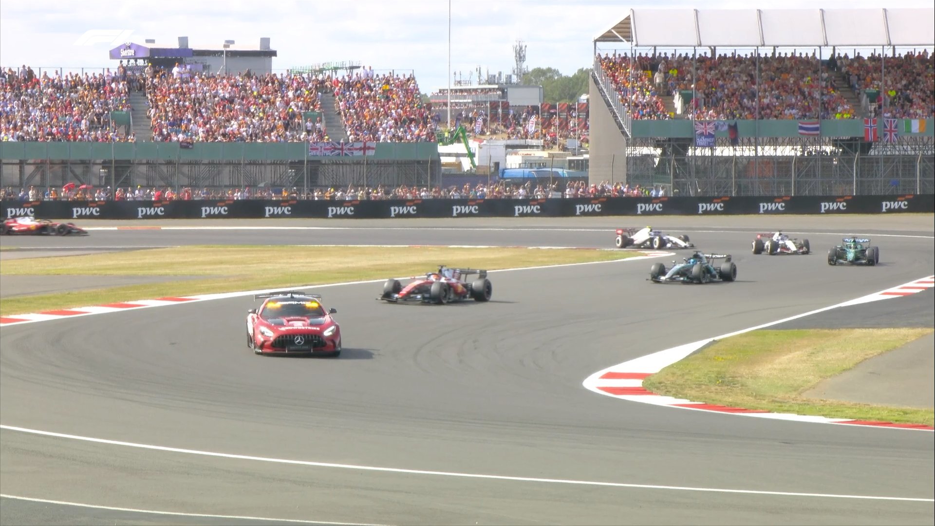 Leclerc gana a Russell y Hamilton y Antonelli se despeña