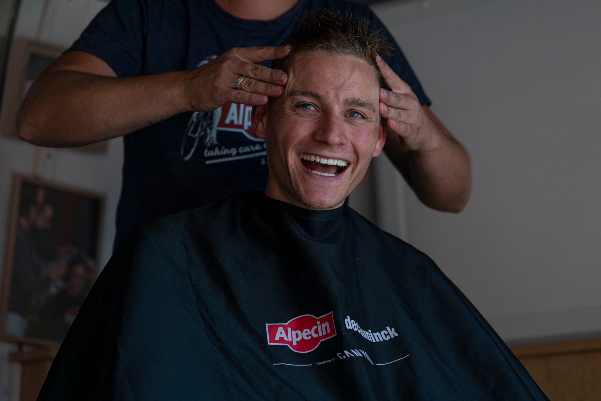 La barbería de los famosos: el rincón más singular del Alpecin-Premier Tech