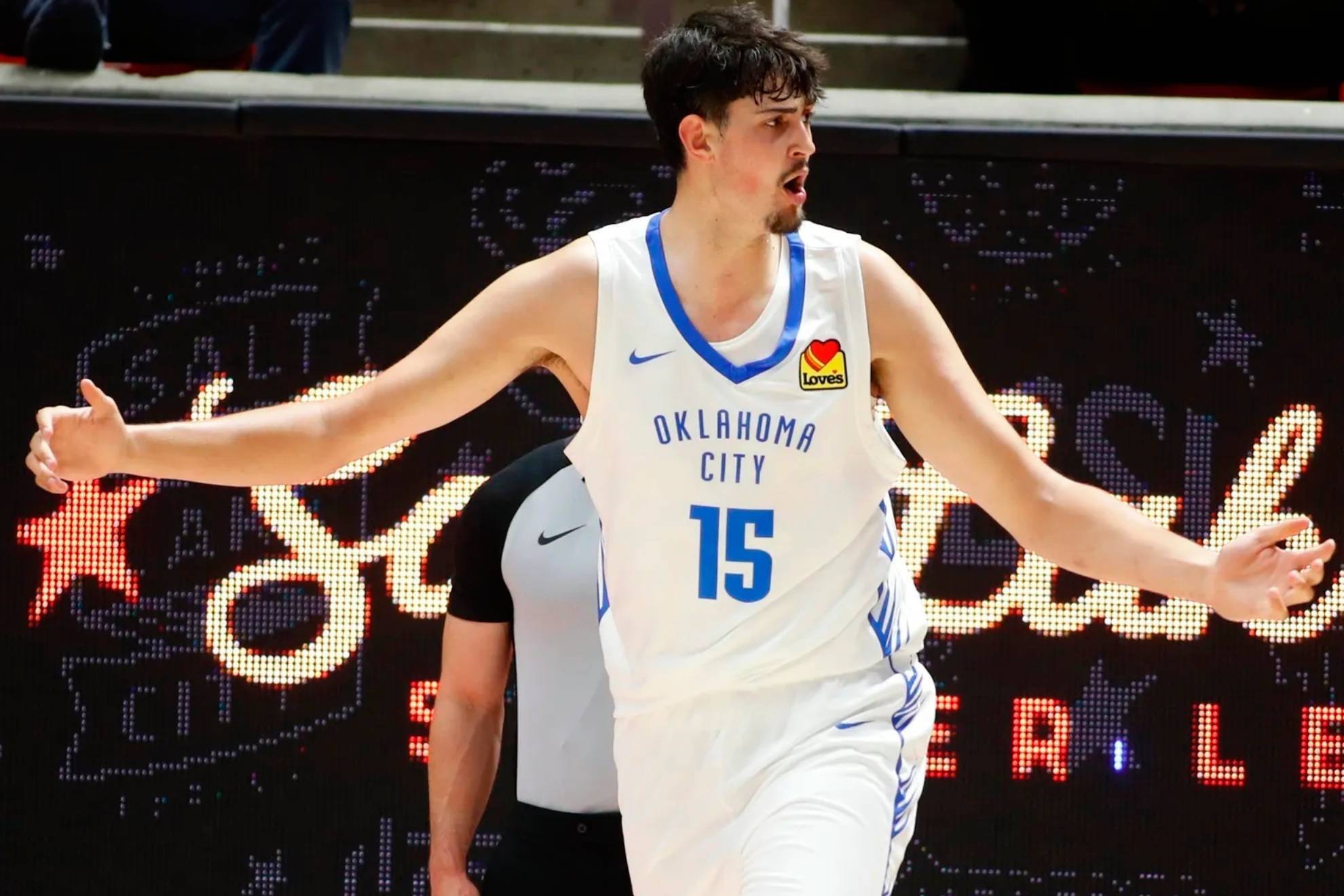 Aday Mara impone su alcance de 2,97 en la NBA: pone 4 tapones y roza su primer doble-doble con los Thunder
