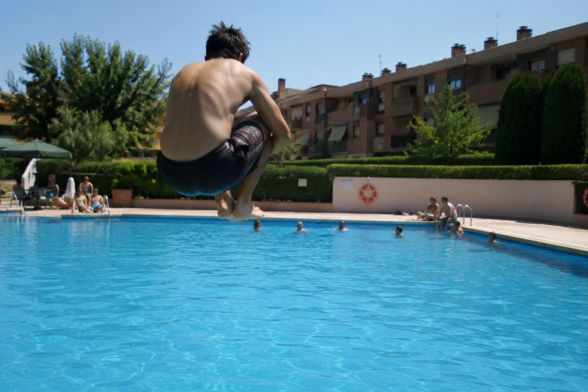 Prohibido lanzarse en bomba o hacer volteretas en la piscina de la comunidad: el socorrista puede expulsarte amparado por la Ley de Propiedad Horizontal