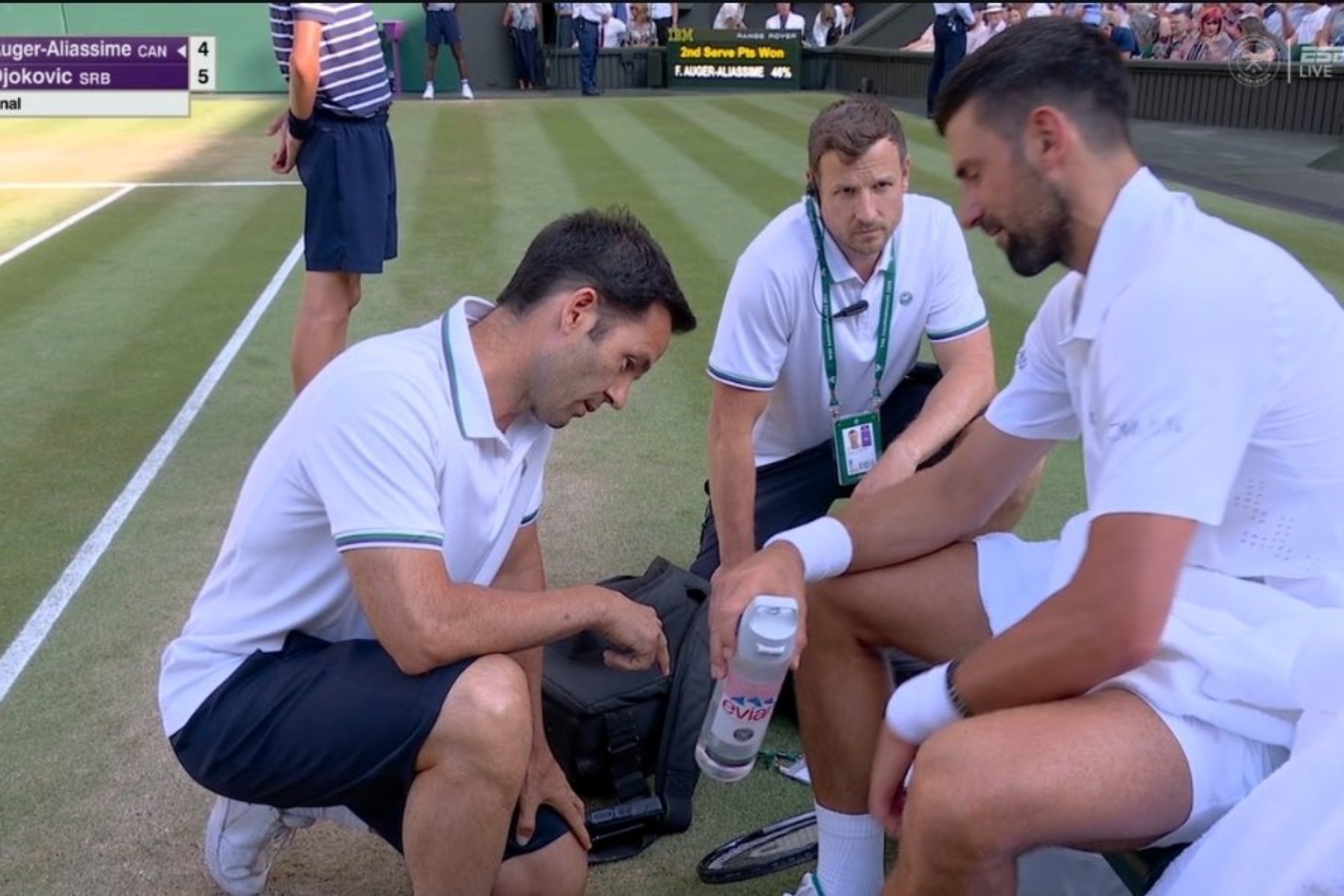 Alarma Djokovic en Wimbledon: siente algo en la pierna y pide la presencia del fisioterapeuta