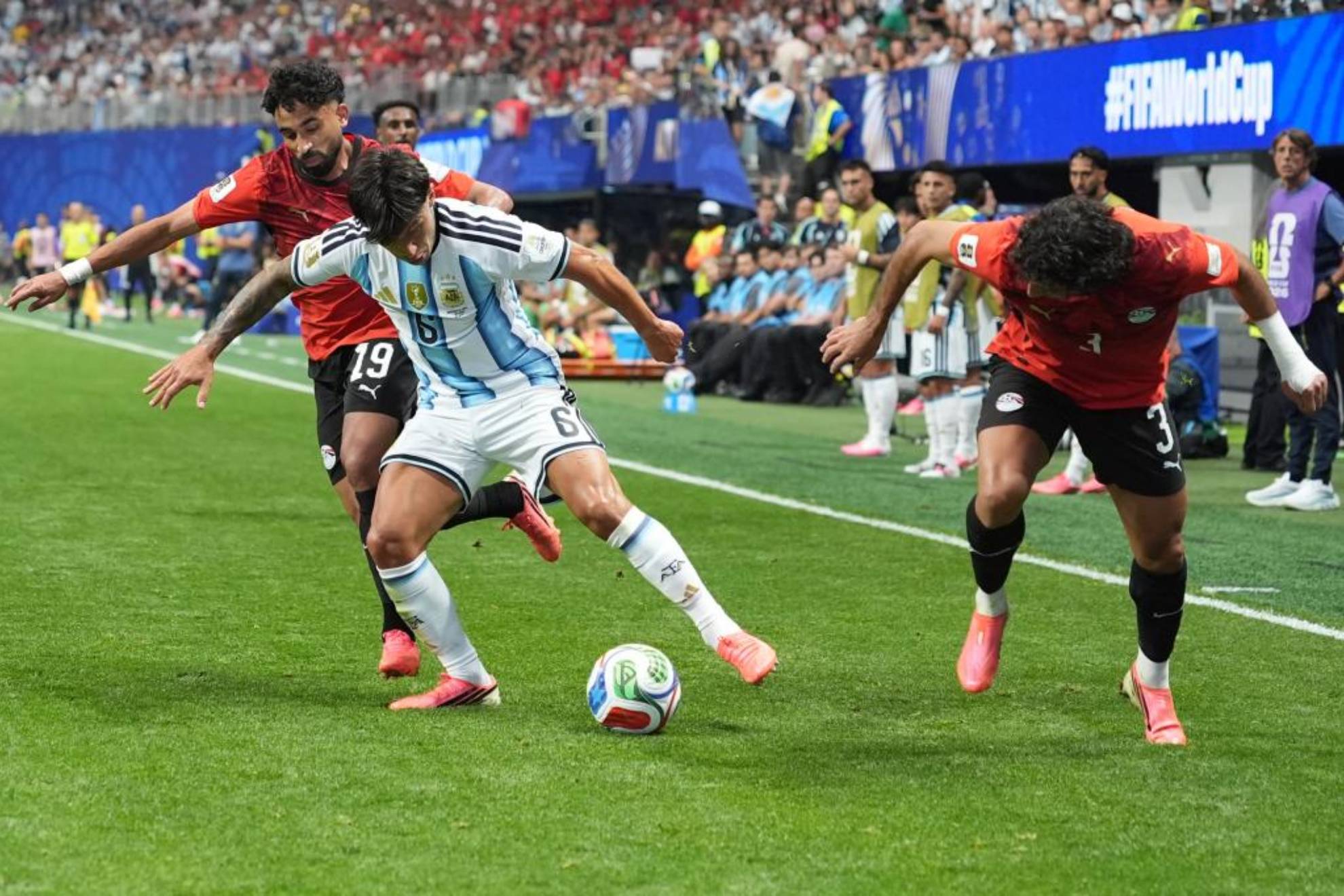 Así juega Lisandro Martínez, el central de Argentina: el defensa atípico que estuvo casi un año sin jugar