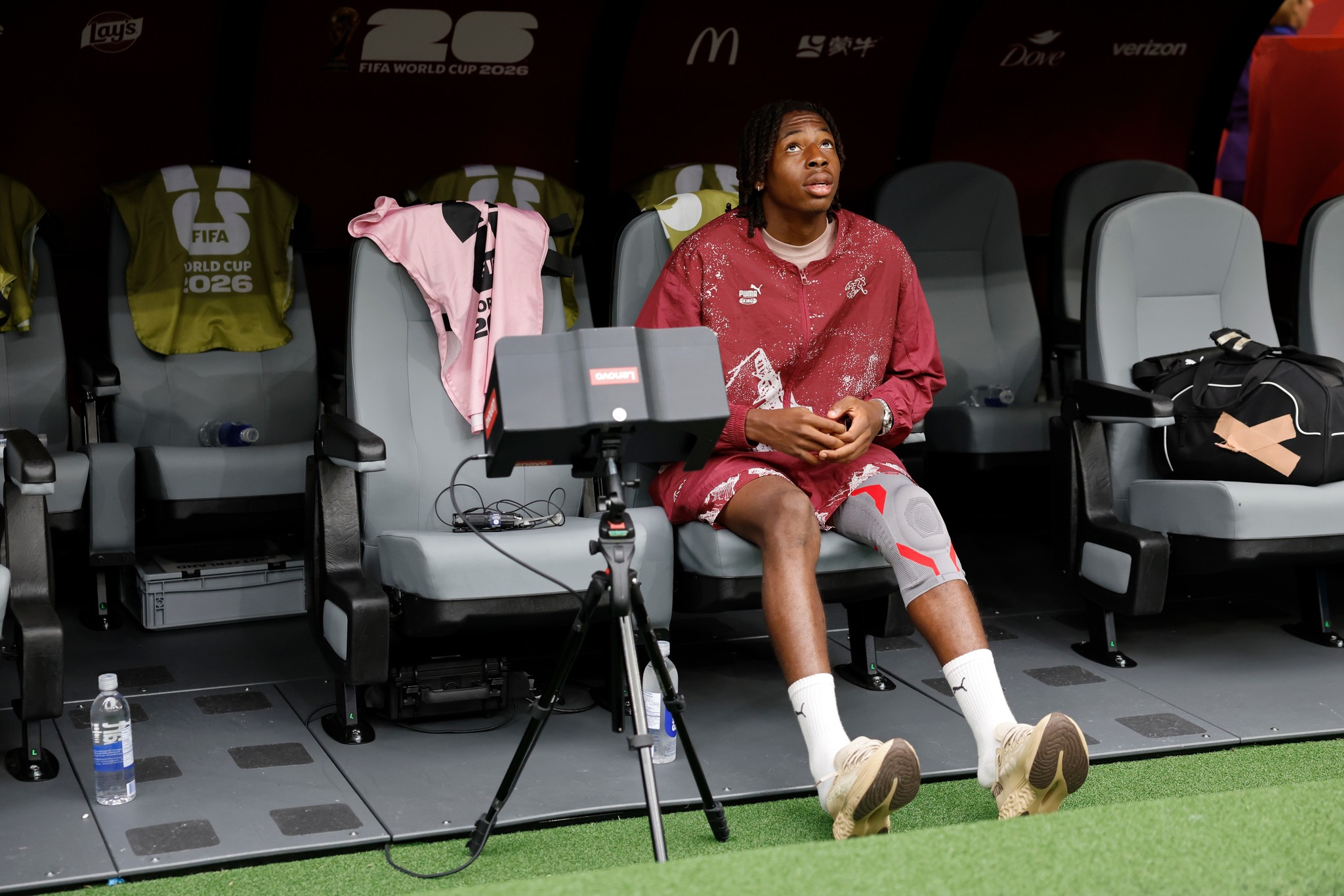 Switzerland's Johan lt;HIT gt;Manzambi lt;/HIT gt;, who suffered an injury in a training, sits on the bench before the World Cup round of 16 soccer match between Switzerland and Colombia in Vancouver, British Columbia, Tuesday, July 7, 2026. (Peter Klaunzer/Keystone via AP)