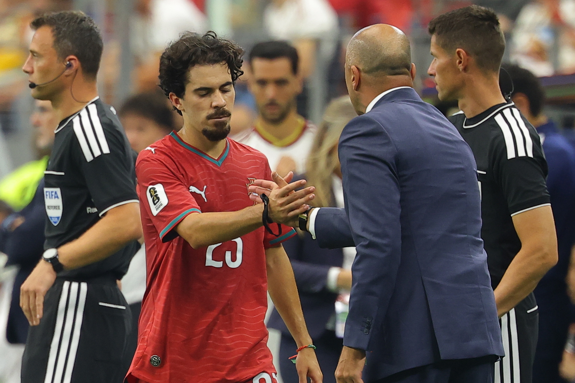 DALLAS (United States), lt;HIT gt;06/07/2026.- Vitinha lt;/HIT gt; of Portugal shakes hands with Portugal's head coach Roberto Martinez after leaving the pitch during the FIFA World Cup 2026 Round of 16 match Portugal against Spain, in Dallas, USA, 06 July 2026. (España) EFE/EPA/CHRISTOPHER NEUNDORF