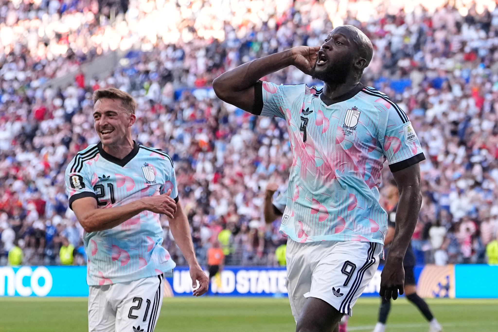 Romelu  lt;HIT gt;Lukaku lt;/HIT gt;, de Bélgica, festeja luego de anotar el cuarto gol de su selección ante Estados Unidos en los octavos de final de la Copa del Mundo, el lunes 6 de julio de 2026 (AP Foto/Lindsey Wasson)