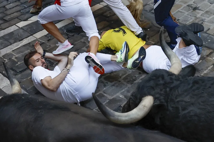 El tercer encierro de San Fermín deja ocho heridos, uno por asta de toro, en la rápida carrera de Victoriano del Río