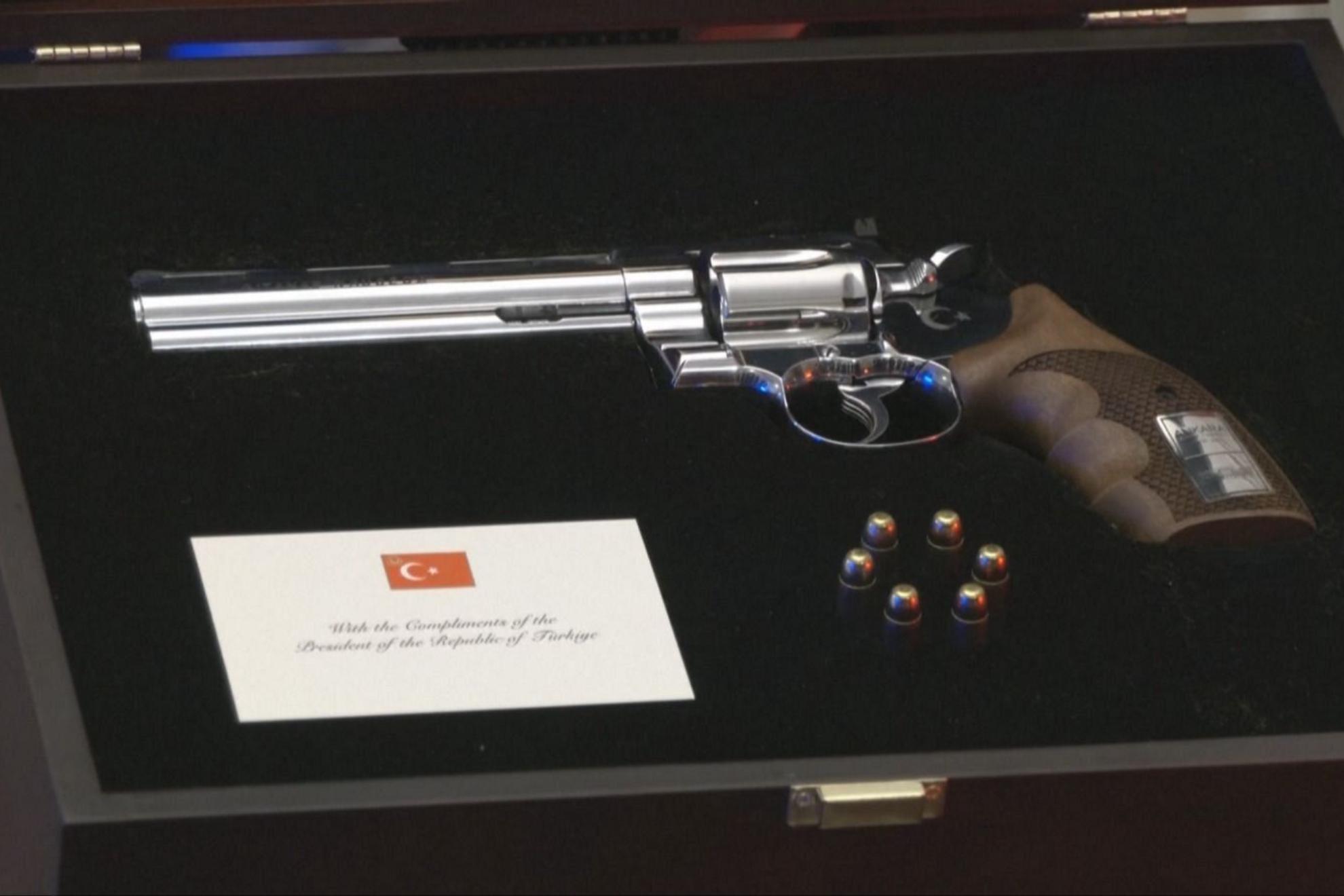 El polémica regalo de Erdogan a los líderes de la OTAN: un revólver personalizado con seis balas