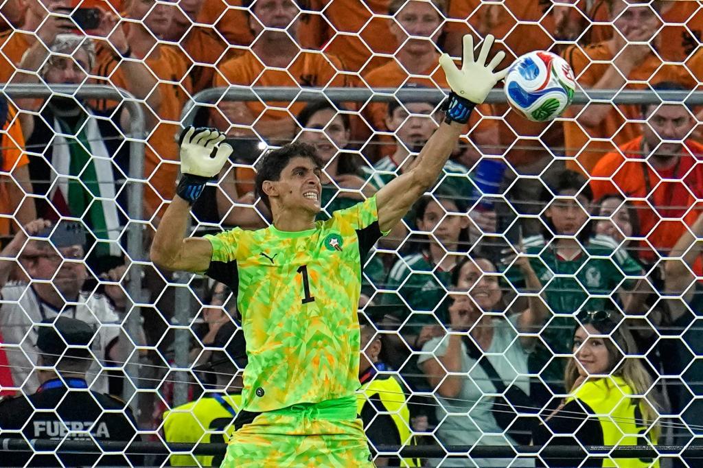 Bono, el portero de Marruecos que utiliza una técnica de balonmano para parar los penaltis