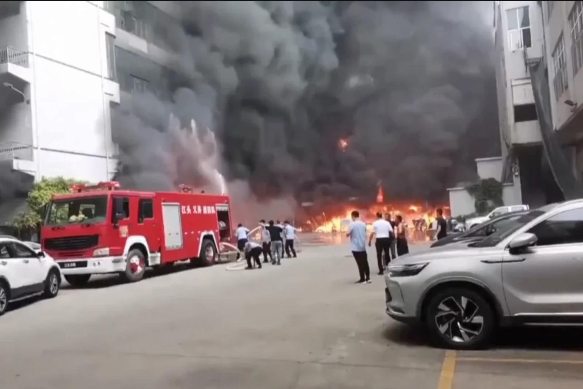 Mueren 28 personas en el incendio de una fábrica de calzado en China