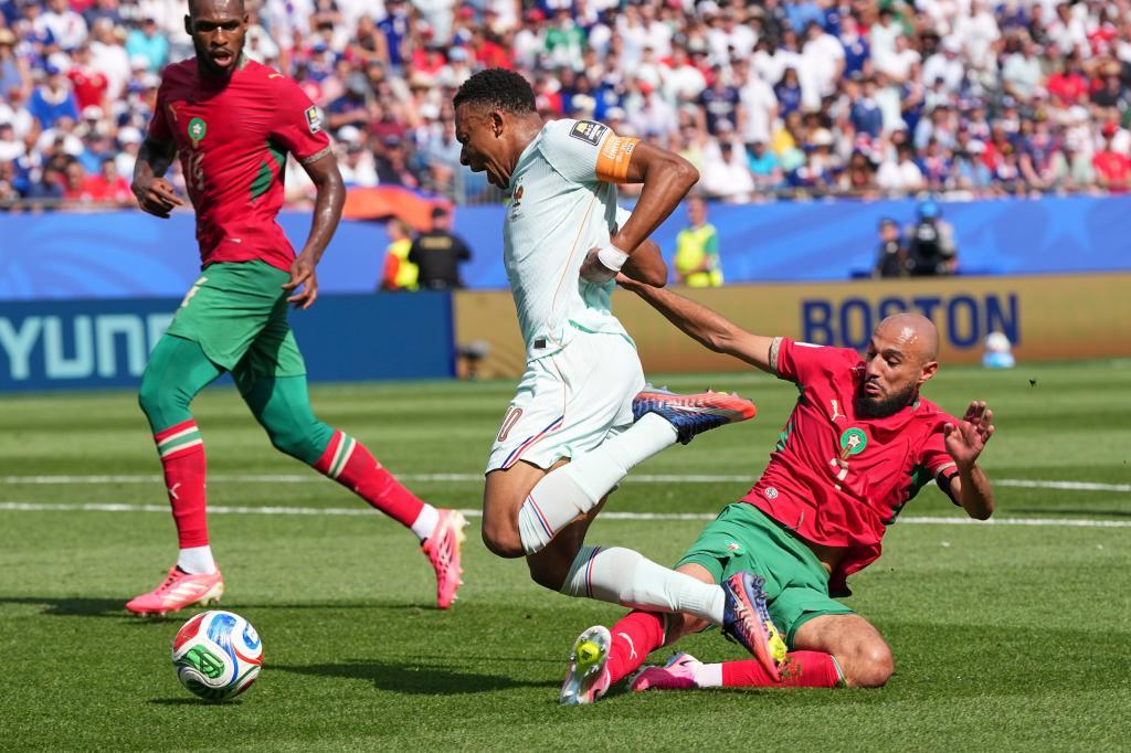 Mbappé falla el penalti... y le pide explicaciones al árbitro