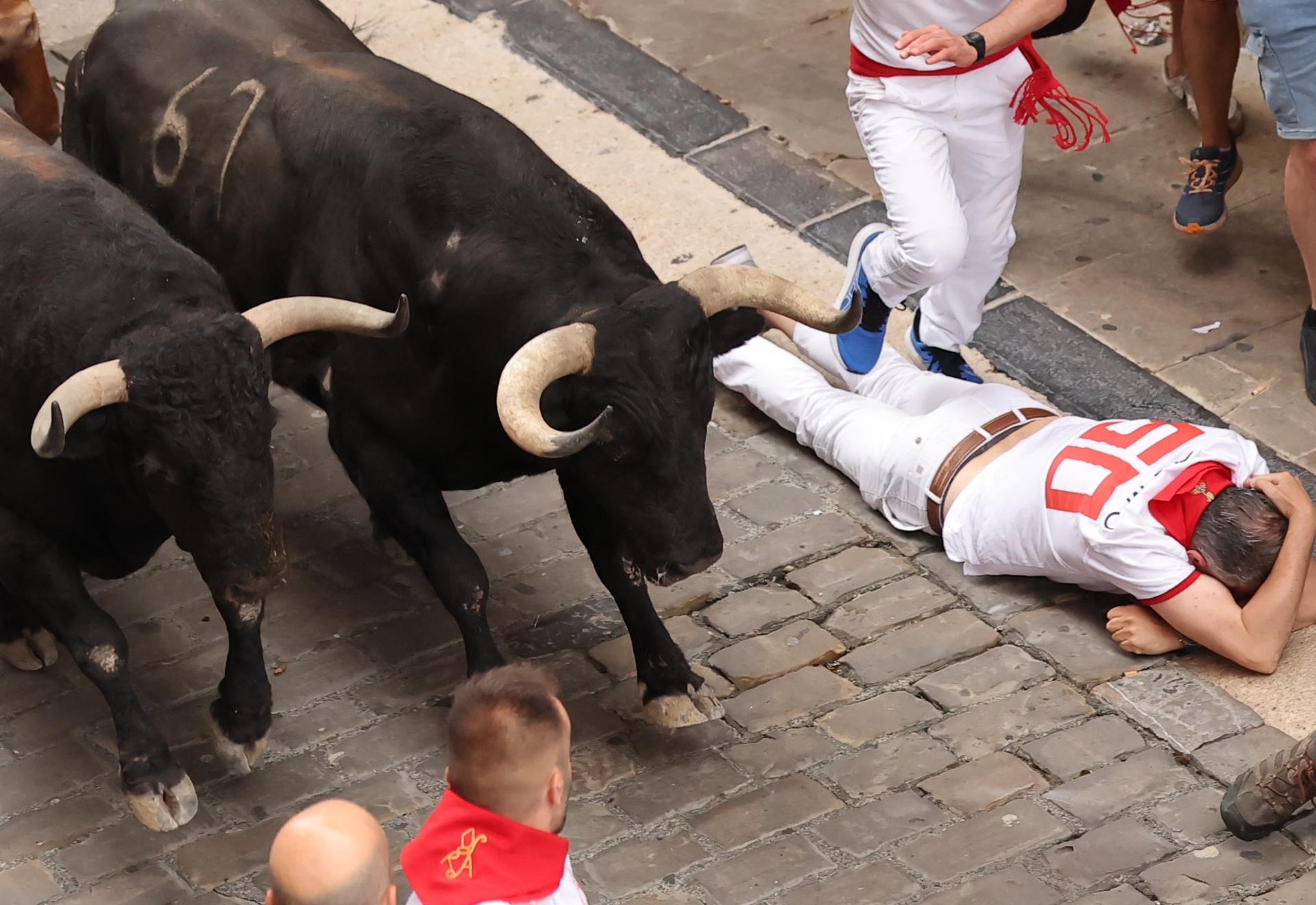 El cuarto encierro de San Fermín: el grupo se divide por primera vez, en la tensa carrera de Álvaro Núñez