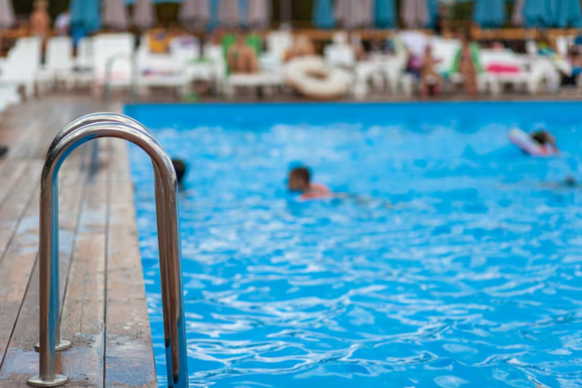 Una reacción química en una piscina municipal de Tarragona deja 17 personas heridas: 10 han tenido que ser hospitalizados