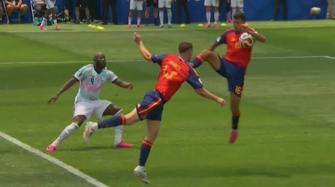 Burrull y la mano de Rodri: "No hay penalti, es un rebote"