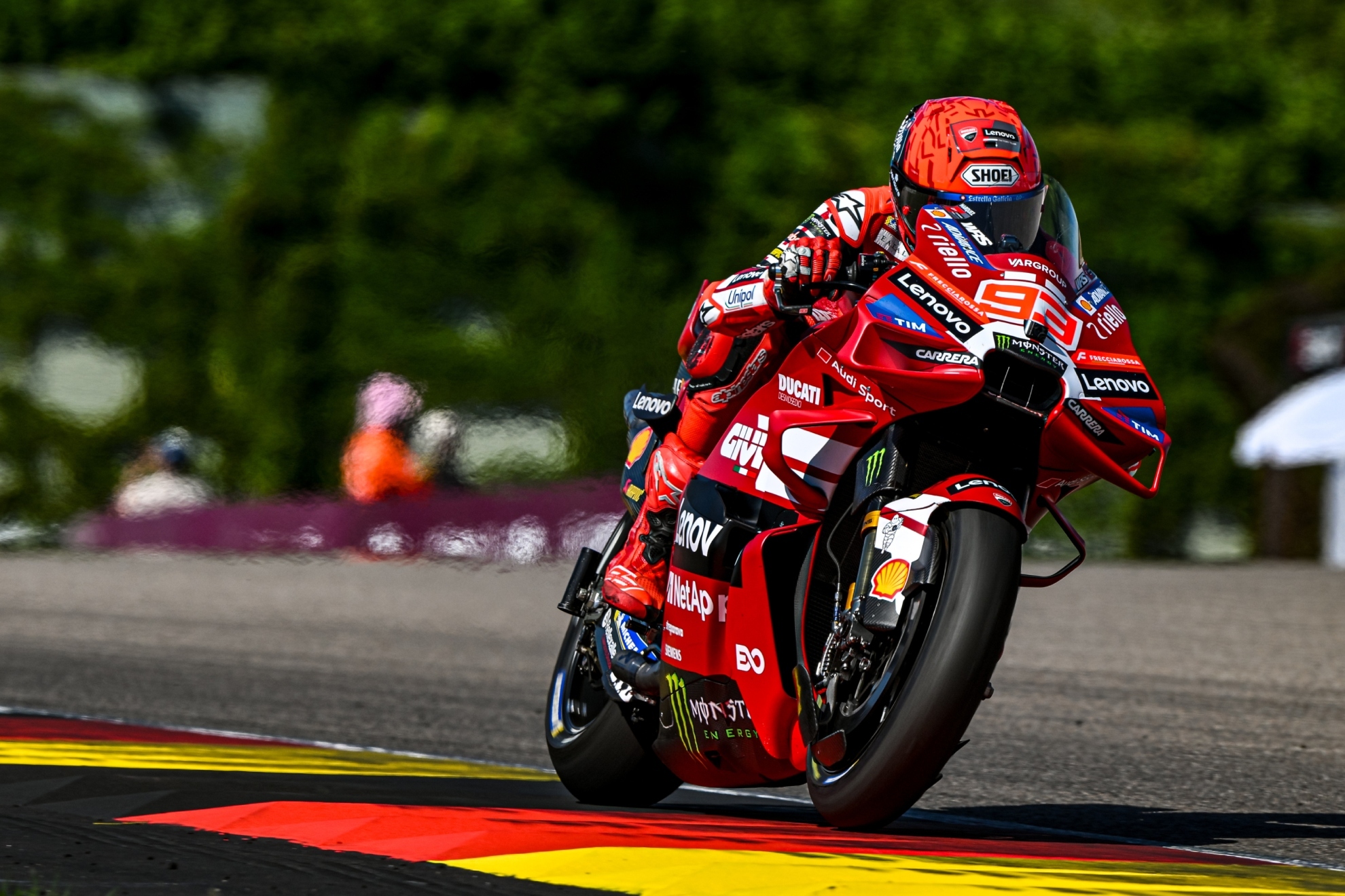 Marc Márquez gana el Sprint de Sachsenring para seguir recortando